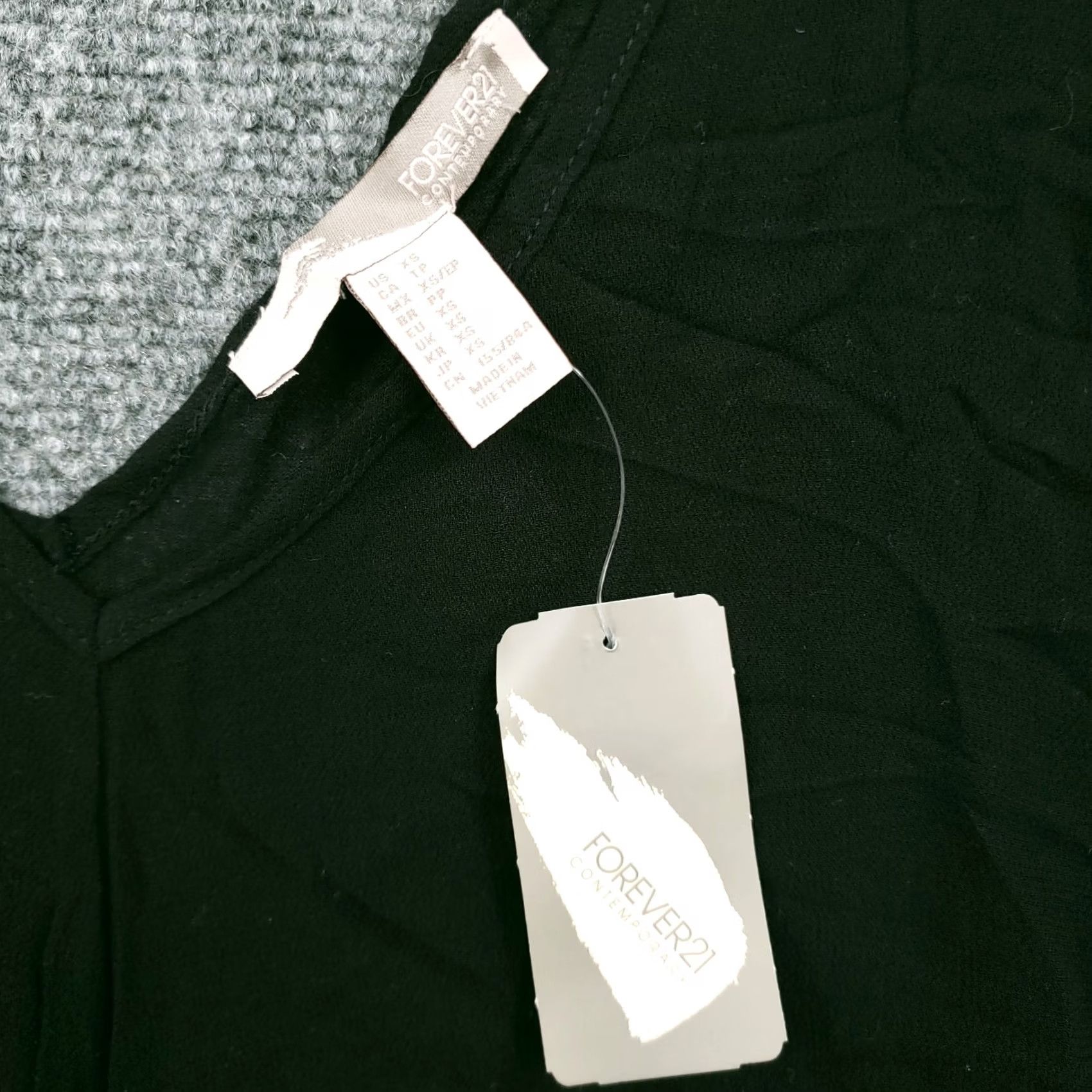 Forever 21 FOREVER 21 T-Shirt Womens Pullover V-Neck Keyhole Back Long Sleeve Knit NEW Black XSSmall? Size XS / US 0-2 / IT 36-38 - 3 Thumbnail