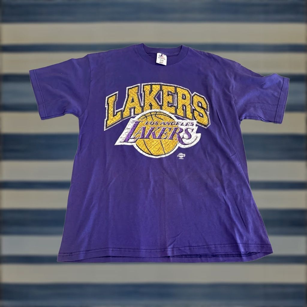 Logo Athletic VINTAGE Logo Athletic Los Angeles Lakers Purple Graphic Tee Shirt XL Mens Size US XL / EU 56 / 4 - 1 Thumbnail