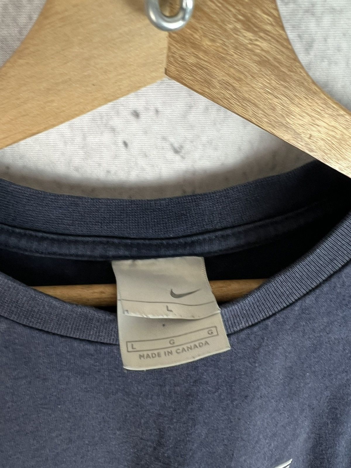 Vintage Nike Central Swoosh Y2K vintage 00s t shirt logo tee Size US L / EU 52-54 / 3 - 3 Thumbnail