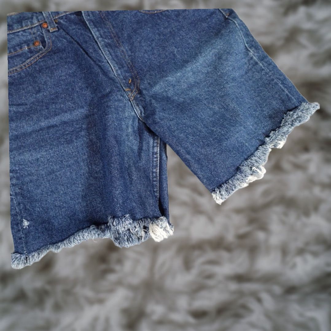 Levi's VINTAGE Levis 32x7 Mid Rise Distressed Bermuda Shorts Blue Mens 90s Size US 32 / EU 48 - 2 Thumbnail