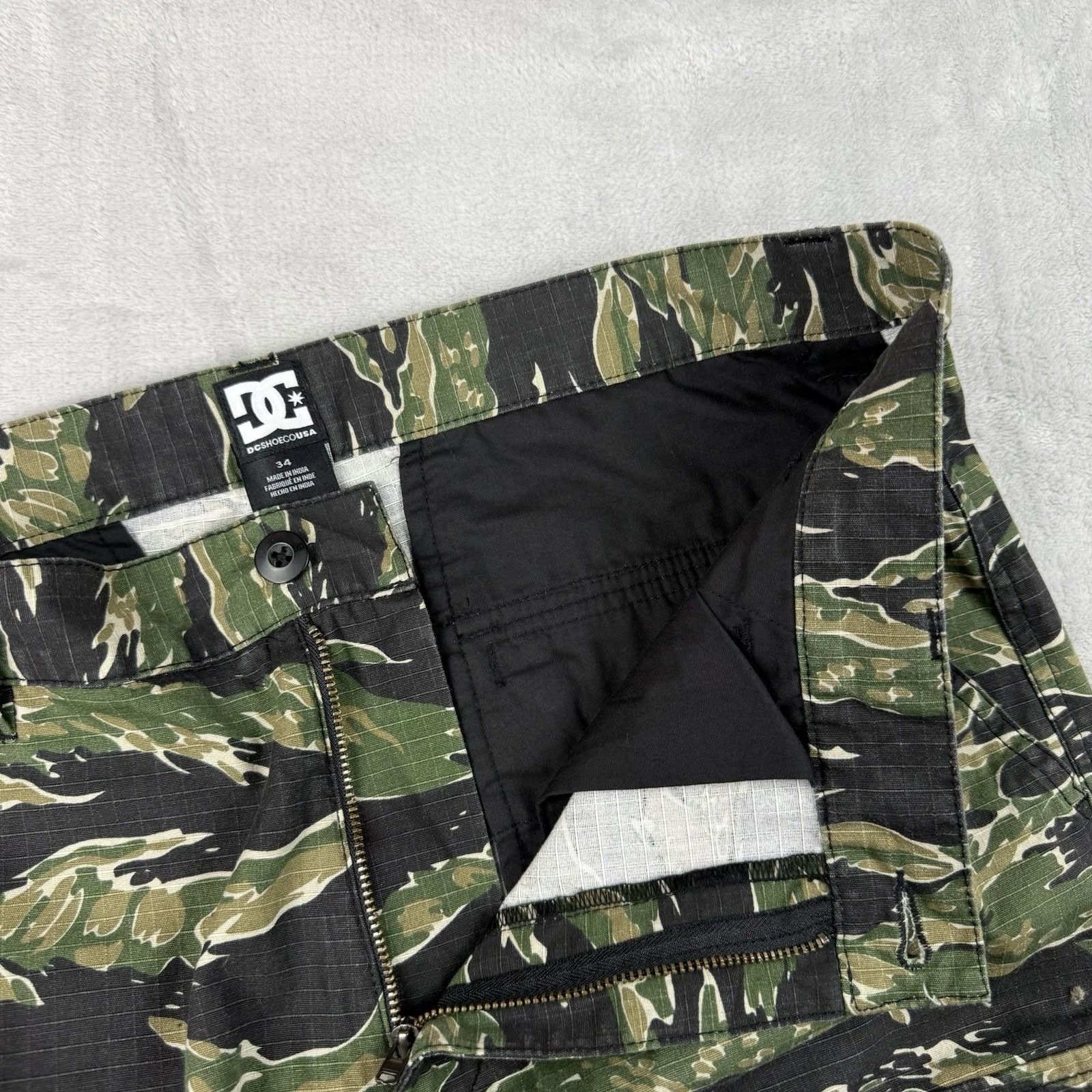 Other Y2K DC Shoes Camo Cargo Shorts Mens 34 Skate Streetwear Size US 34 / EU 50 - 8 Thumbnail