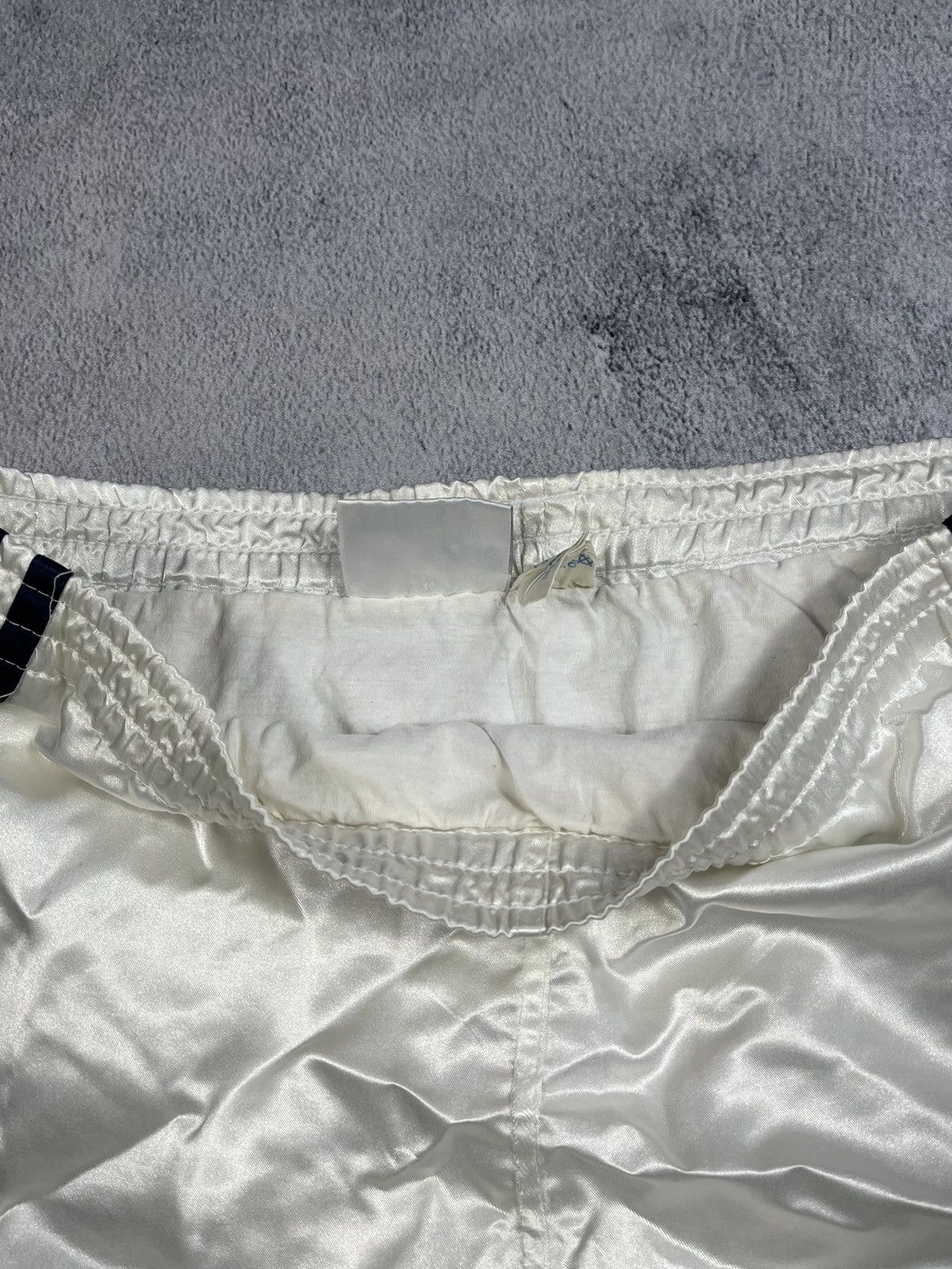 Adidas × Vintage Vintage Adidas 90s shorts streetwear style size 32 Size US 32 / EU 48 - 4 Thumbnail