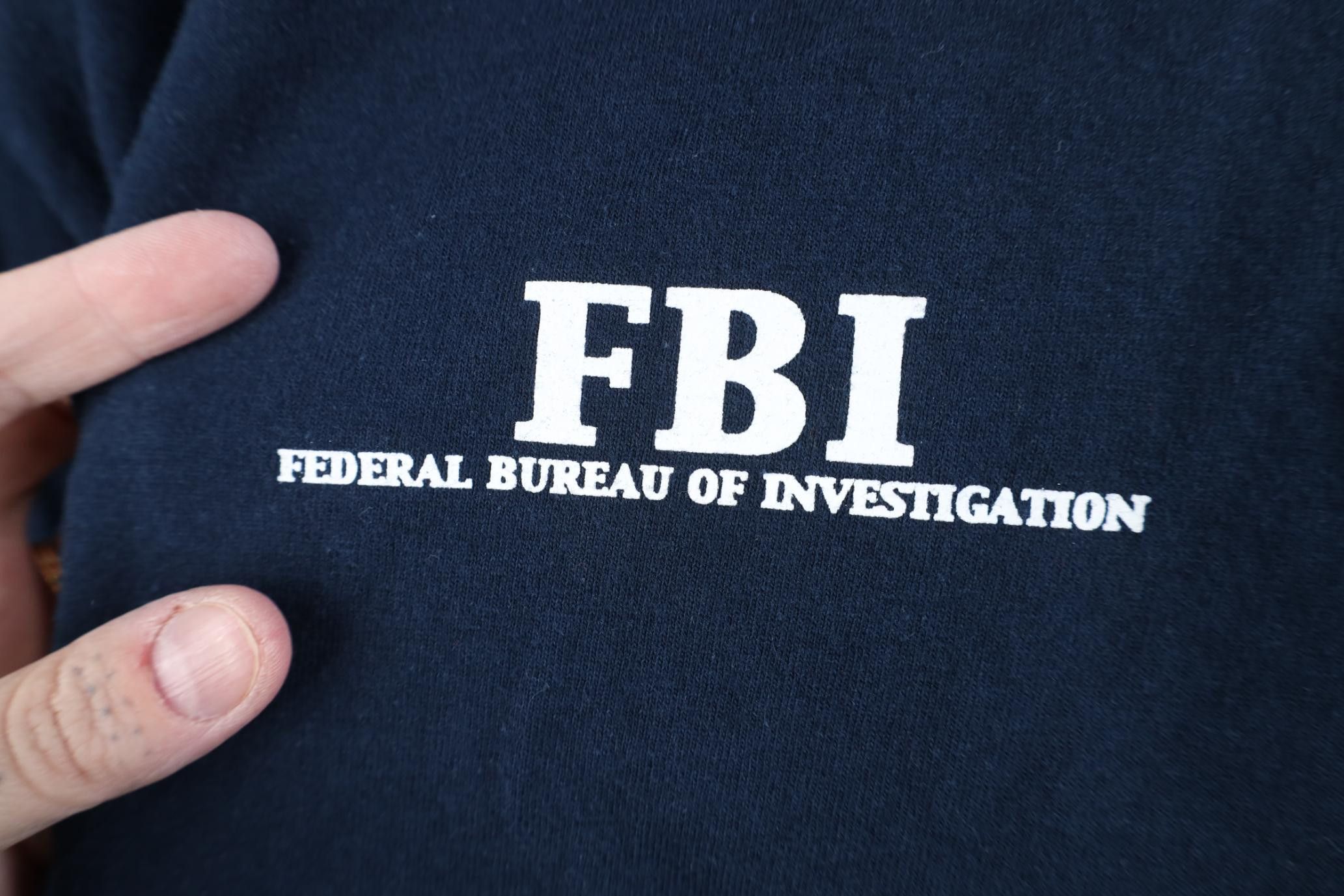 Vintage Vintage 90s Y2K Federal Bureau of Investigation T-Shirt Blue Size US XL / EU 56 / 4 - 4 Thumbnail