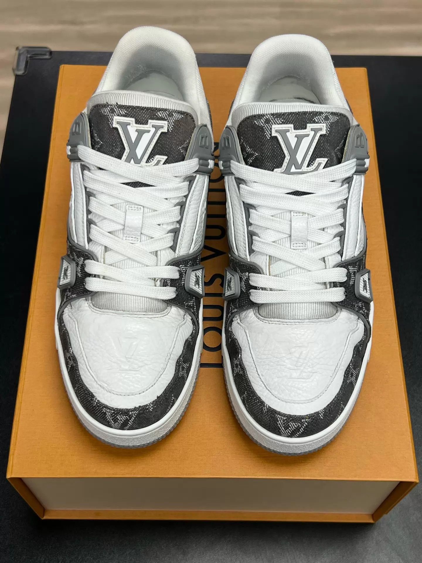 Louis Vuitton LV Trainer Grey White Denim UK6 OG Box Min Wear Size US 7 / EU 40 - 3 Thumbnail