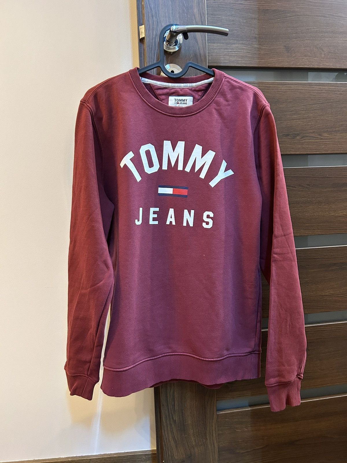 Tommy Hilfiger Tommy Jeans Logo Crewneck Sweatshirt – Burgundy Size US M / EU 48-50 / 2 - 1 Thumbnail