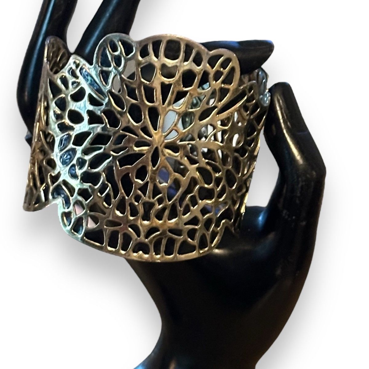 Other Gold filigree wide cuff bracelet Size ONE SIZE - 2 Thumbnail
