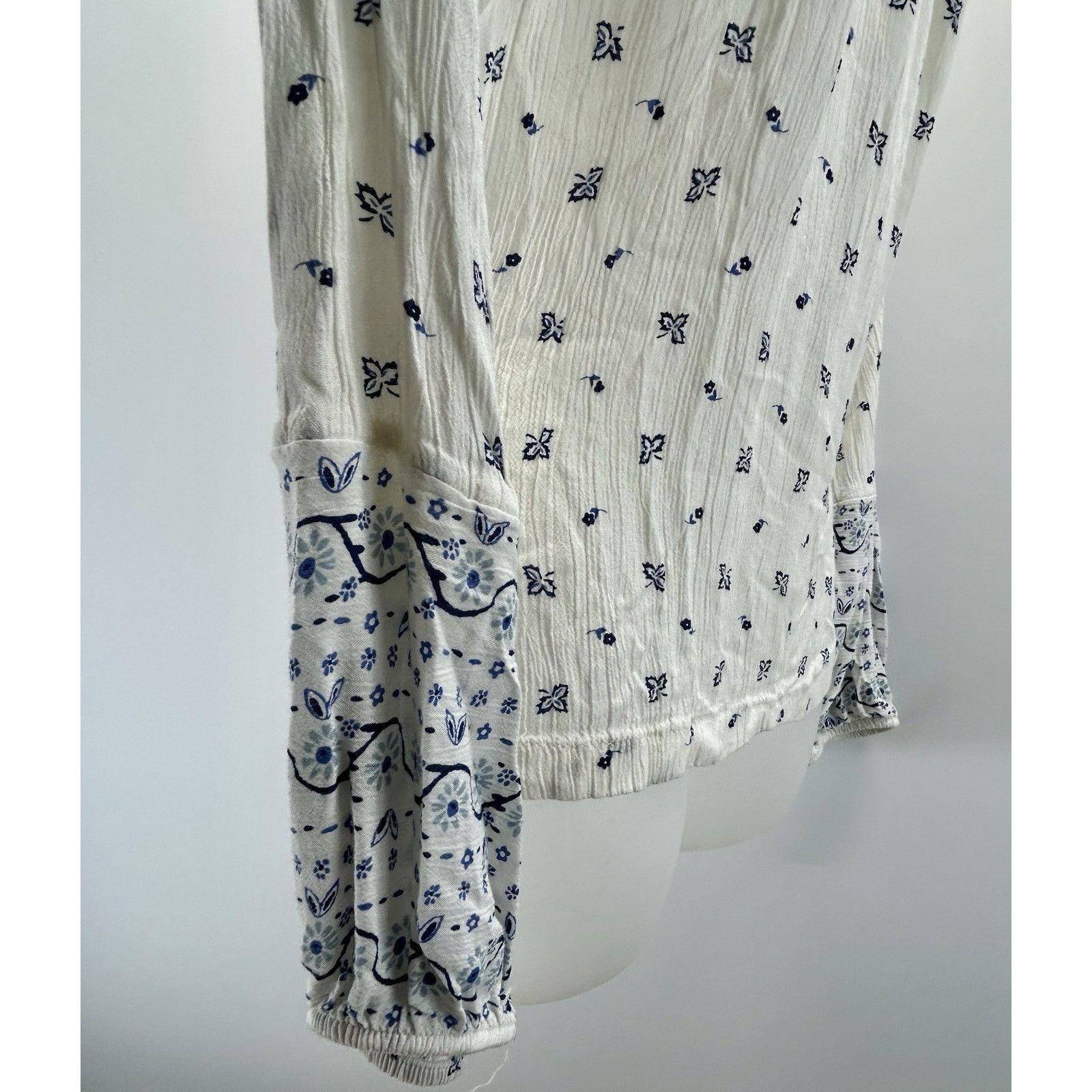 Old Navy Old Navy Women’s Blouse M White & Blue Floral Boho Peasant Size M / US 6-8 / IT 42-44 - 3 Thumbnail