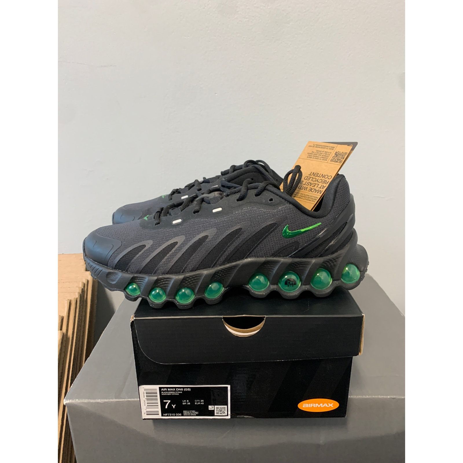 Nike Nike Air Max Dn8 Black Green Strike Dark Smoke Grey Size 7Y Size US 7 / EU 40 - 4 Thumbnail