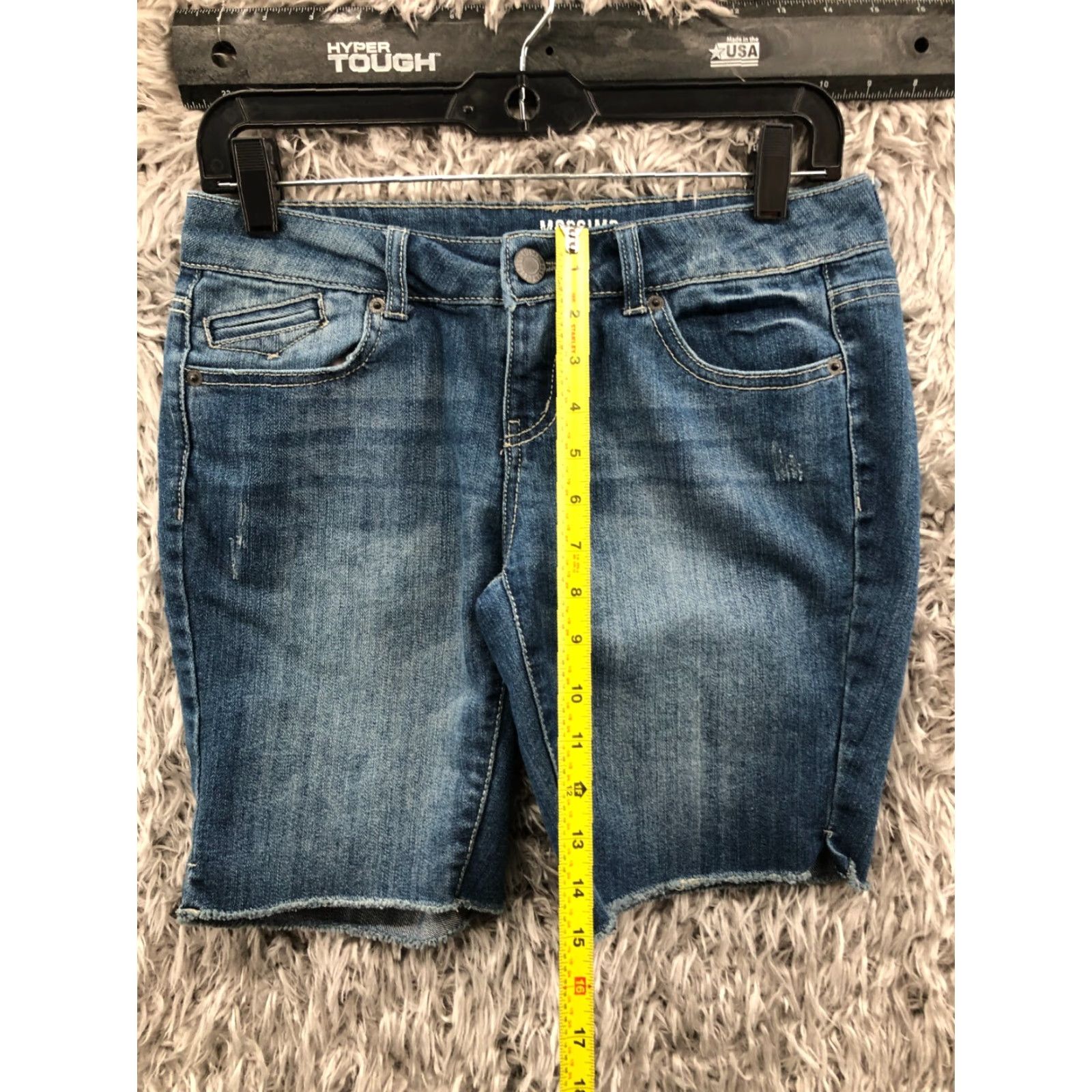 Mossimo Mossimo Cut-off Shorts Juniors Size 5 Mid Rise Medium Wash Blue Denim Raw Hem Womens Shorts Size 27" / US 4 / IT 40 - 3 Thumbnail