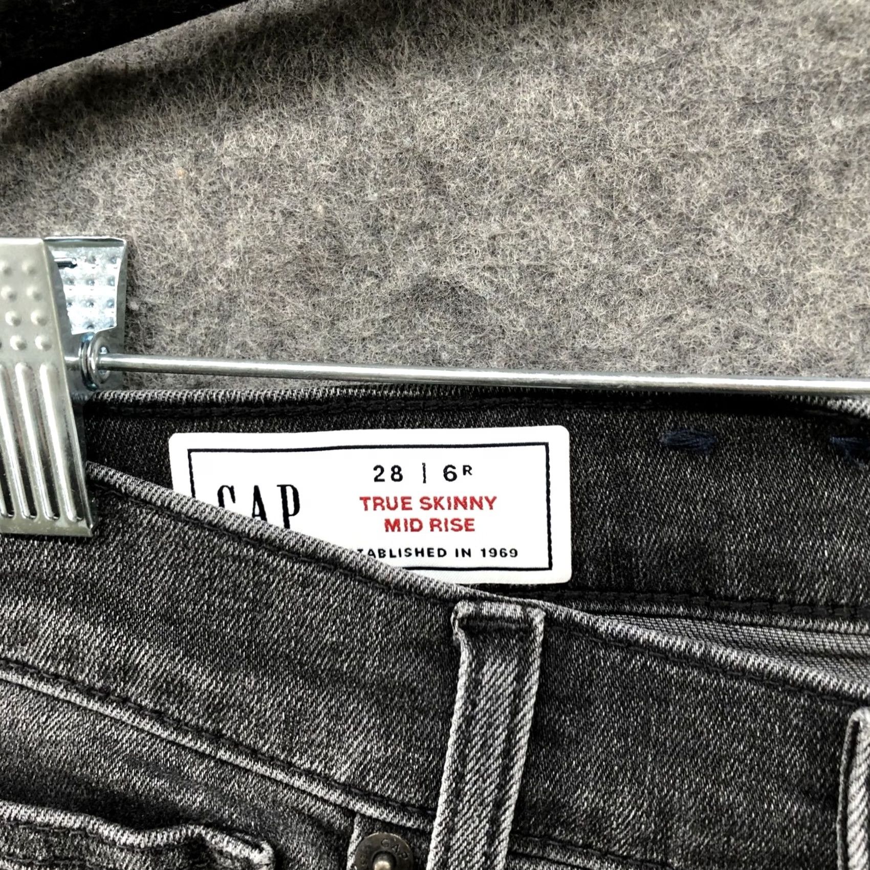 Gap Gap True Skinny Mid Rise Jeans Womens 6 Washed Black Button Fly Stretch Raw Hem Jeans Size 28" / US 6 / IT 42 - 6 Thumbnail