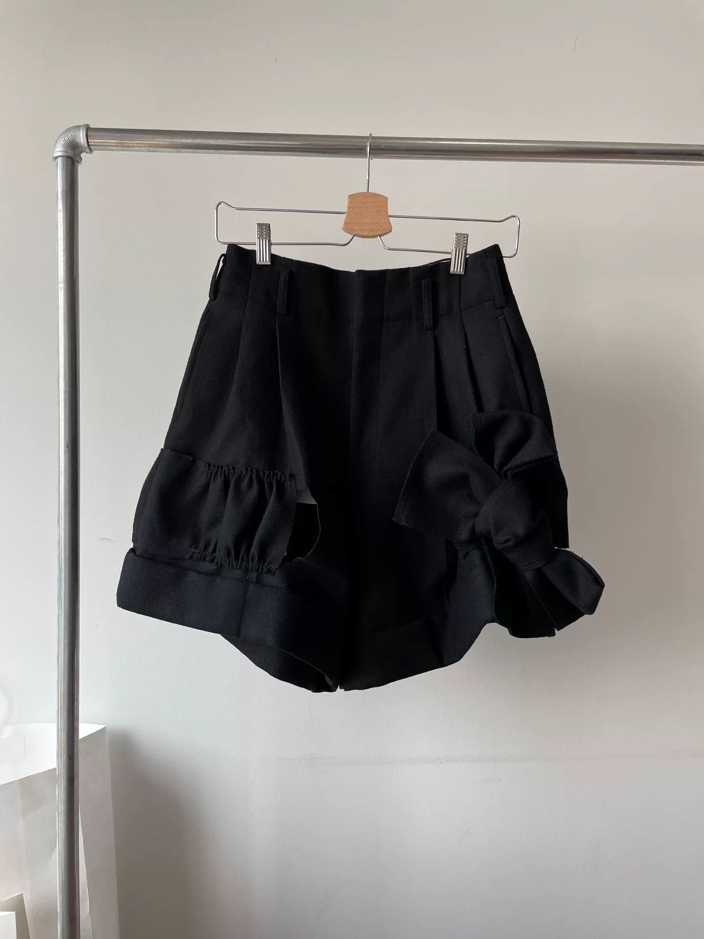 Comme des Garcons Comme des Garcons Bow Shorts Size 36" / US 14 / IT 50 - 1 Thumbnail