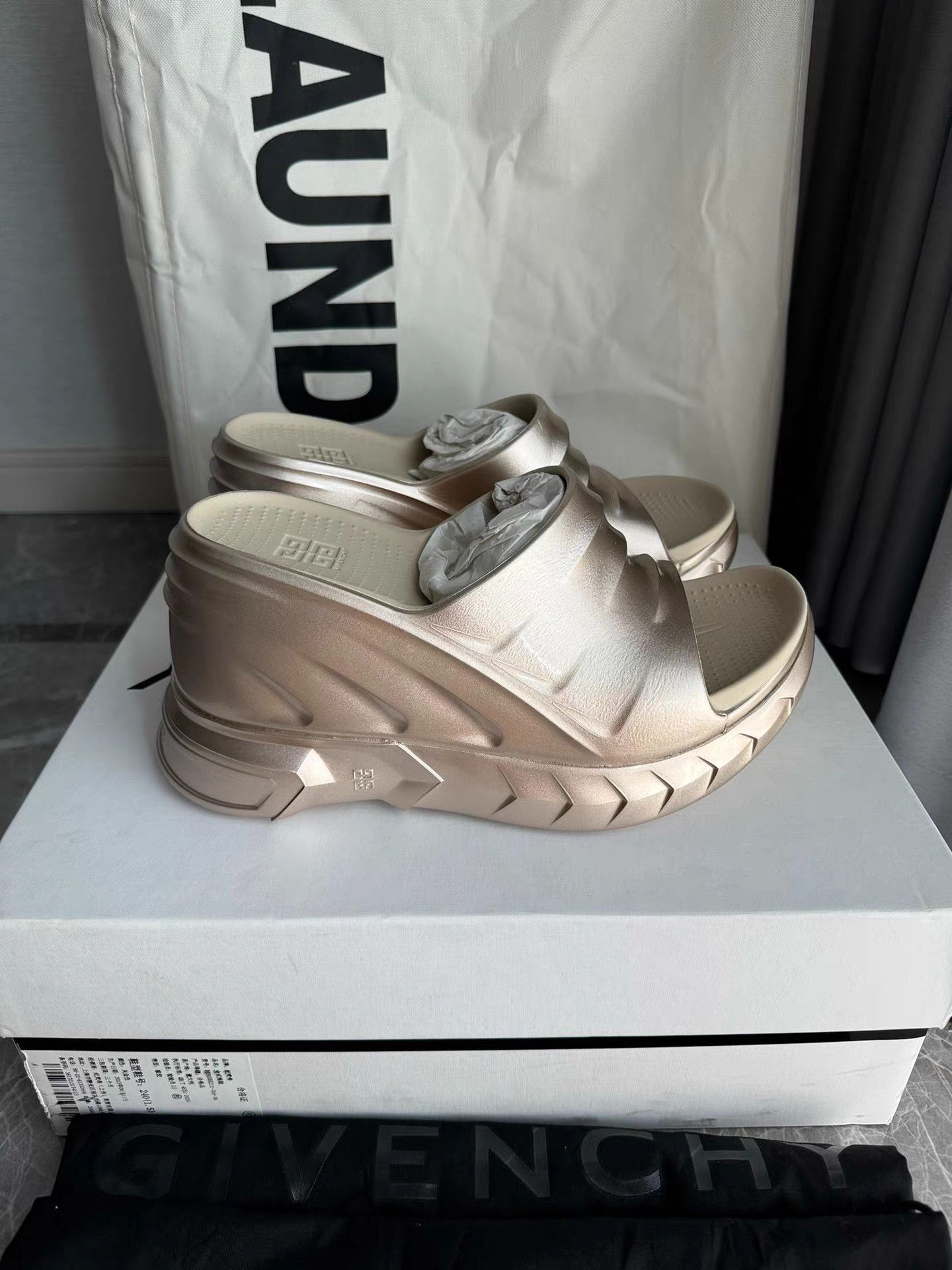 Givenchy GIVENCHY Marshmallow Sneakers K6 Size US 9 / IT 39 - 3 Thumbnail