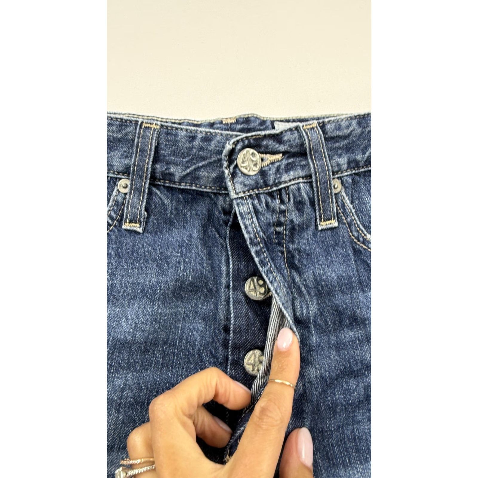 AG Jeans VINTAGE AG Jeans The Alex Boyfriend Distressed Denim Shorts 26R Womens Blue 5 in Inseam Relaxed 100% Cotton Casual Girls/Women (if applicable) Size 26" / US 2 / IT 38 - 3 Thumbnail