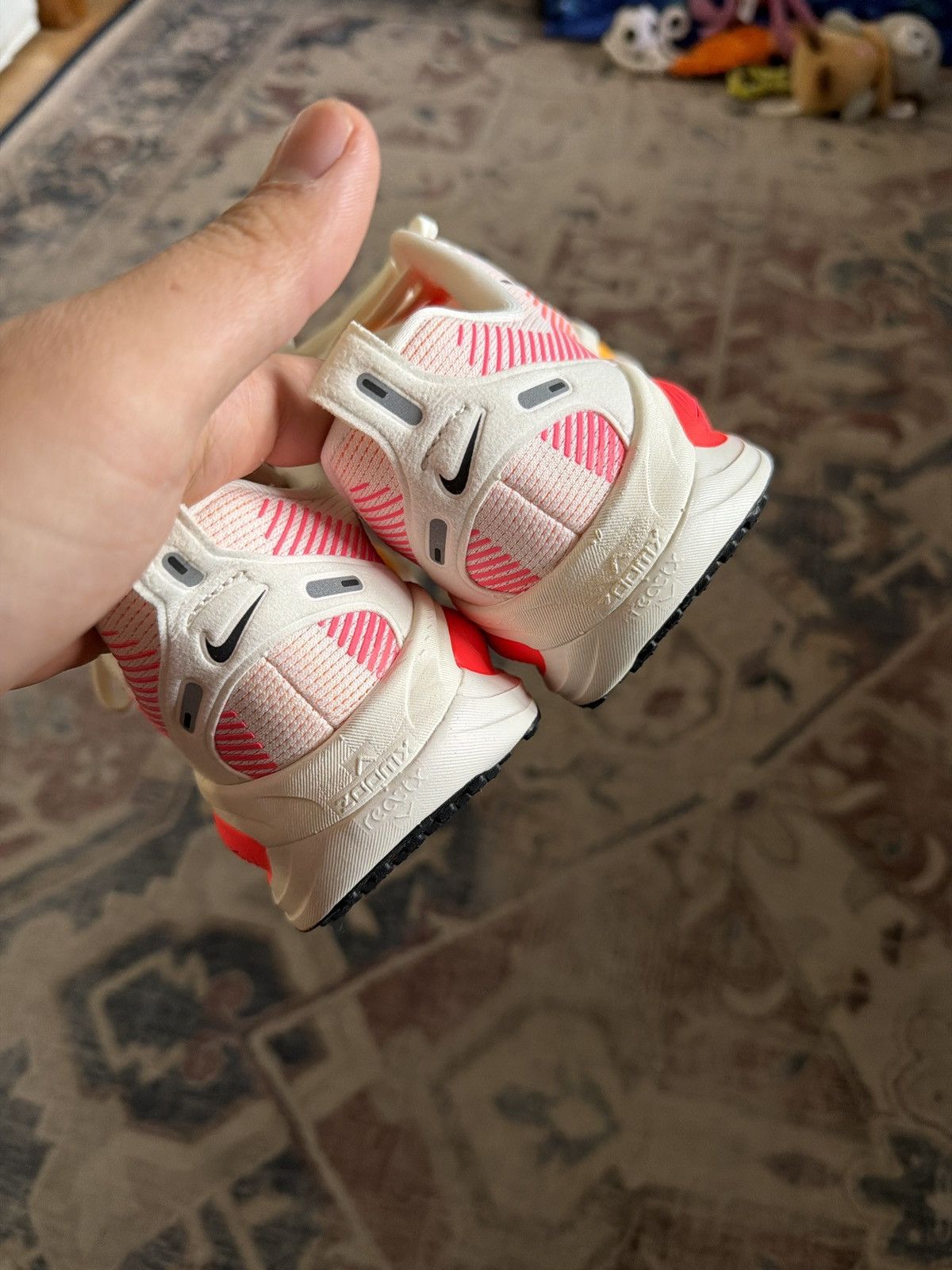 Nike Nike Vomero 18 Size US 5 / IT 35 - 6 Thumbnail
