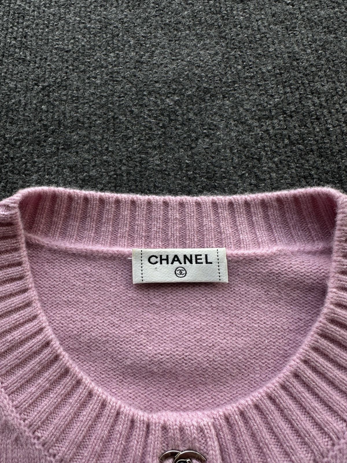 Chanel F/W 24 🚨 CASHMERE CHANEL 24B PINK CARDIGAN METAL LOGO BUTTON Size XS / US 0-2 / IT 36-38 - 8 Thumbnail