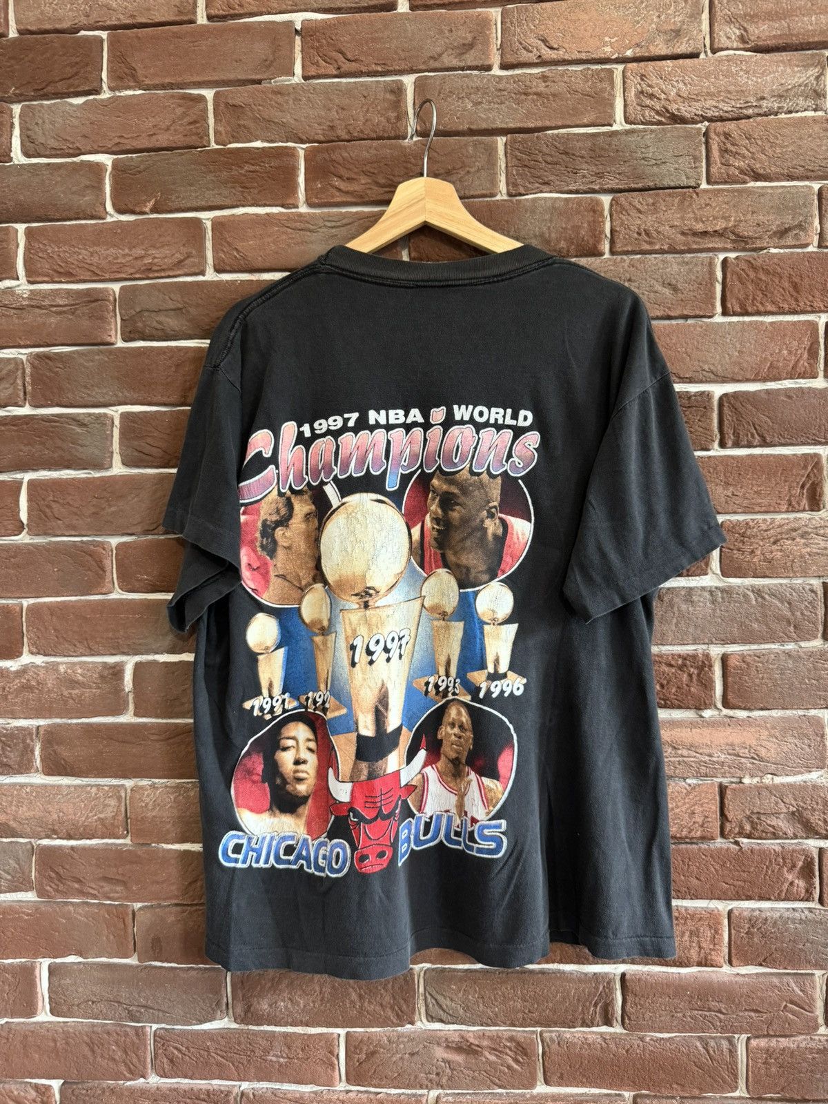 NBA Vintage 90s Chicago Bulls 1997 Championship Rap Tee Size US XL / EU 56 / 4 - 2 Thumbnail