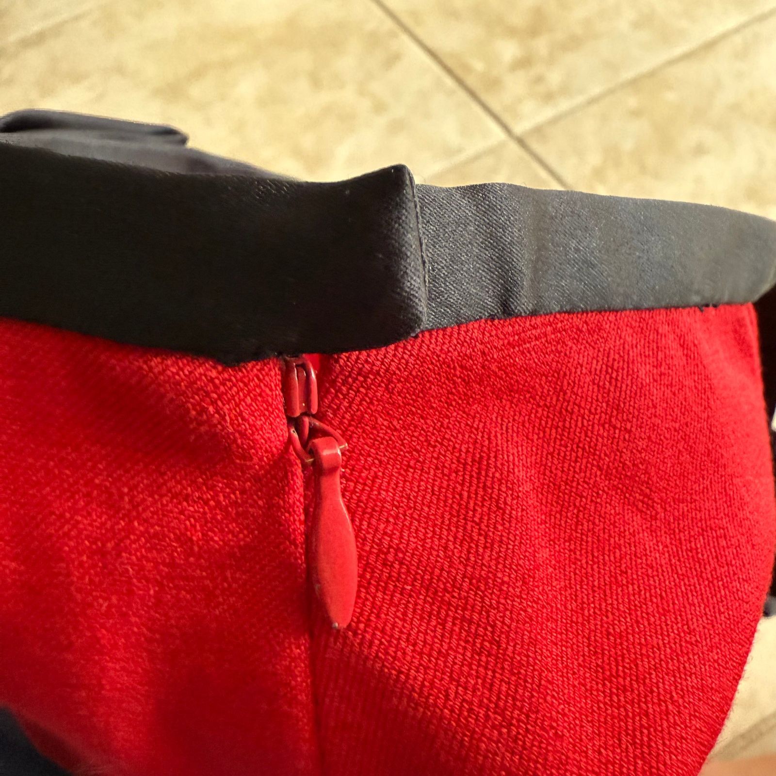 St. John Sport Red Skirt Black Bow Gold Heart Waistband 12