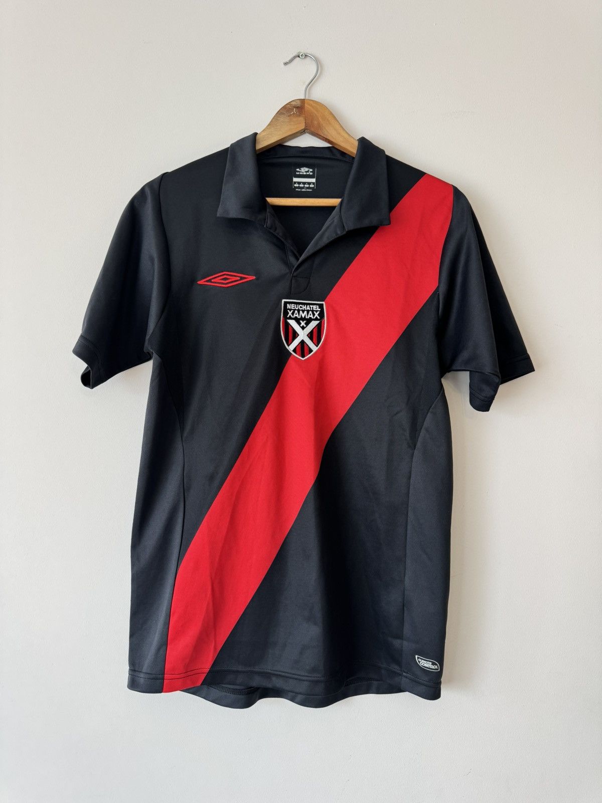 Umbro Neuchatel Xamax 2010-2011 Home Soccer Jersey Football Shirt Size US S / EU 44-46 / 1 - 1 Thumbnail