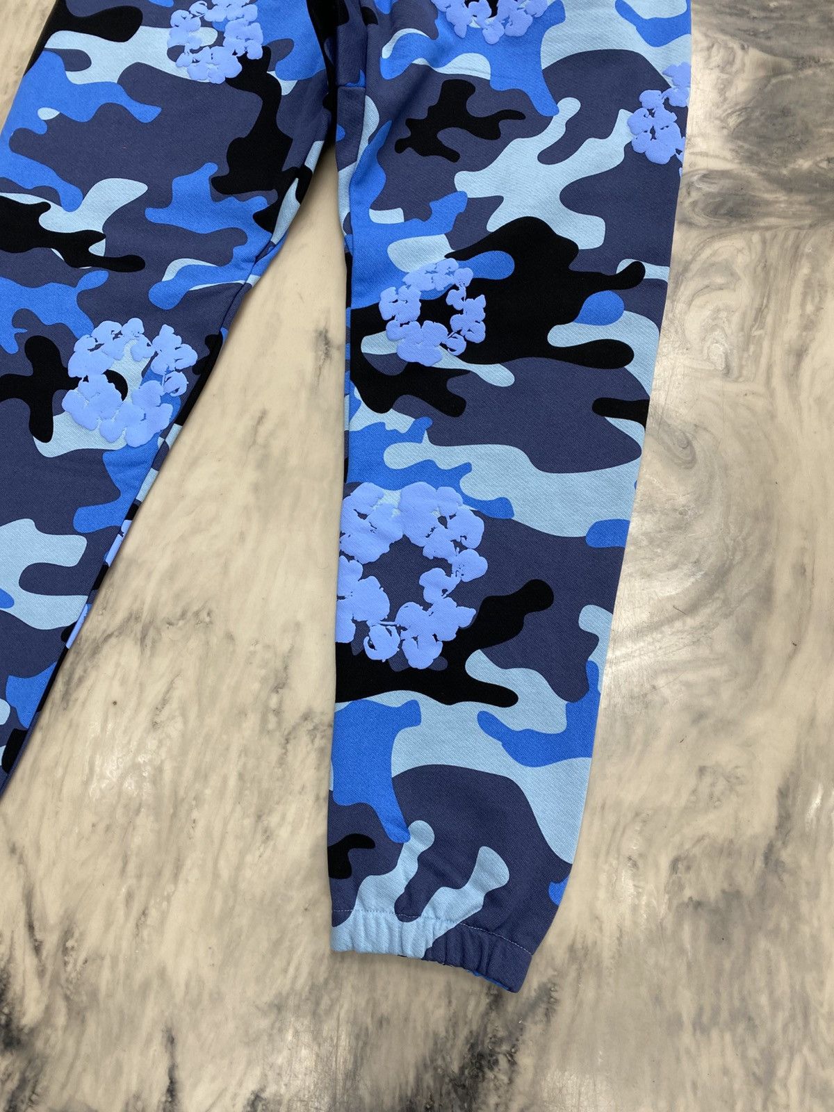 DENIM TEARS Denim tears blue camo cotton wreath sweatpants medium Size US 32 / EU 48 - 3 Thumbnail
