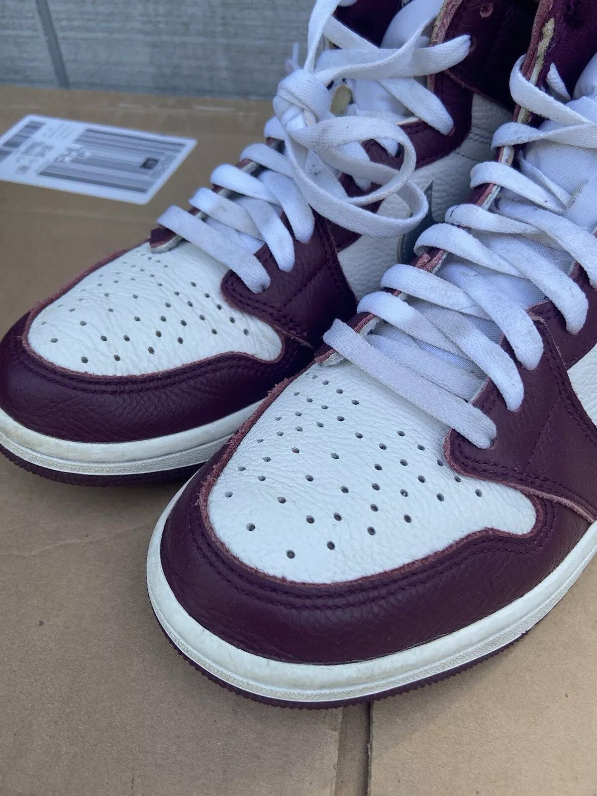 Nike Size 9 - Jordan 1 Retro High OG Bordeaux (555088-611) Size US 9 / EU 42 - 5 Thumbnail