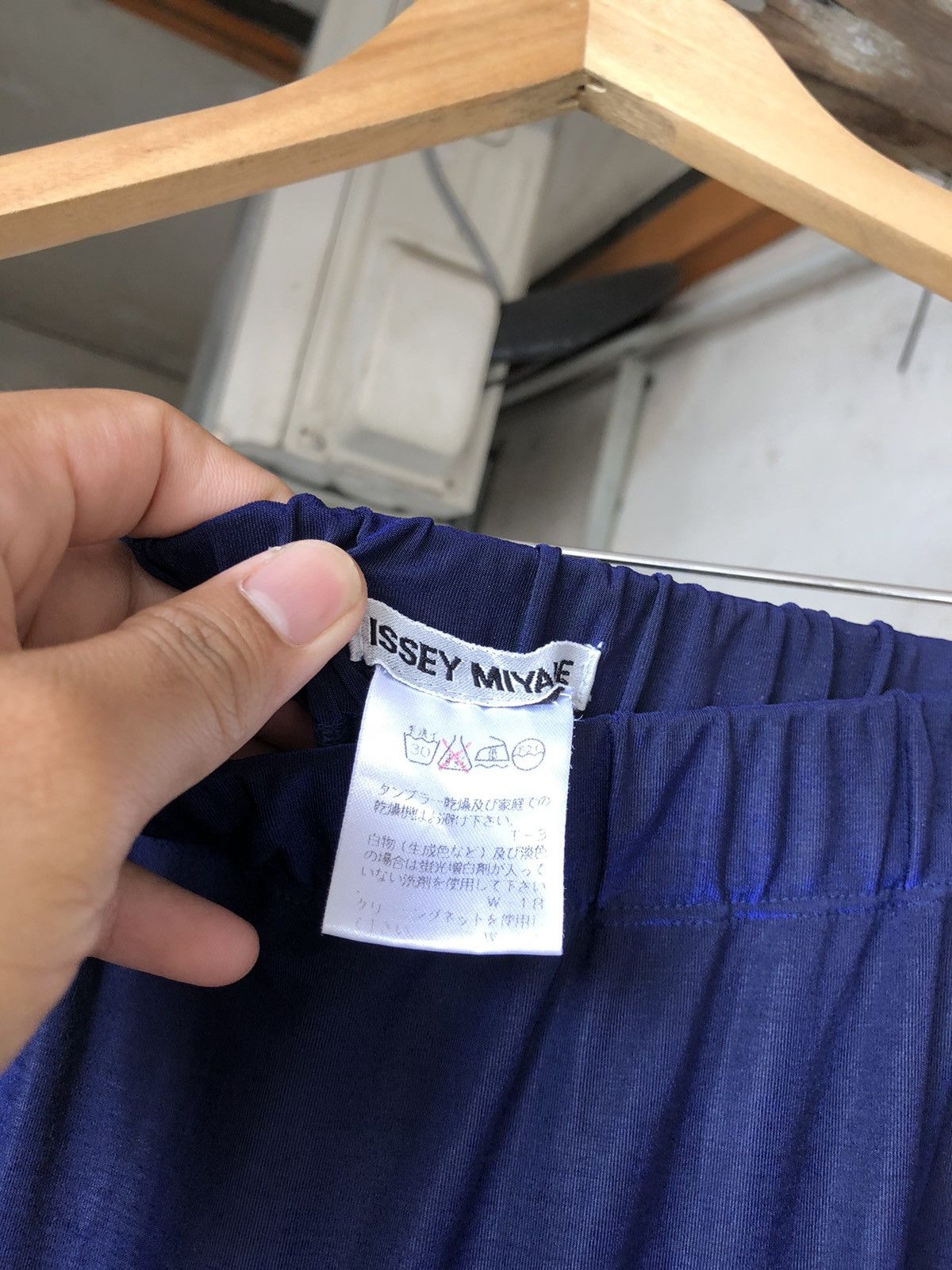 Pleats Please Issey Miyake ✨Vintage Issey Miyake Shiny Blue Stretchable Midi Skirt Size 25" / US 0 / IT 36 - 13 Thumbnail