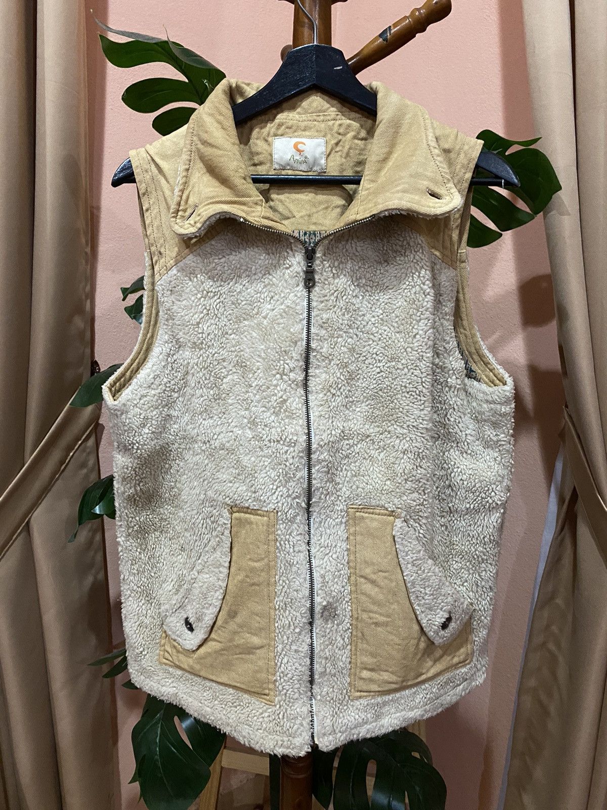 Designer Vintage Amina Sherpa Vest - Beige & Tan Unisex Outdoor Wear Size M / US 6-8 / IT 42-44 - 1 Thumbnail