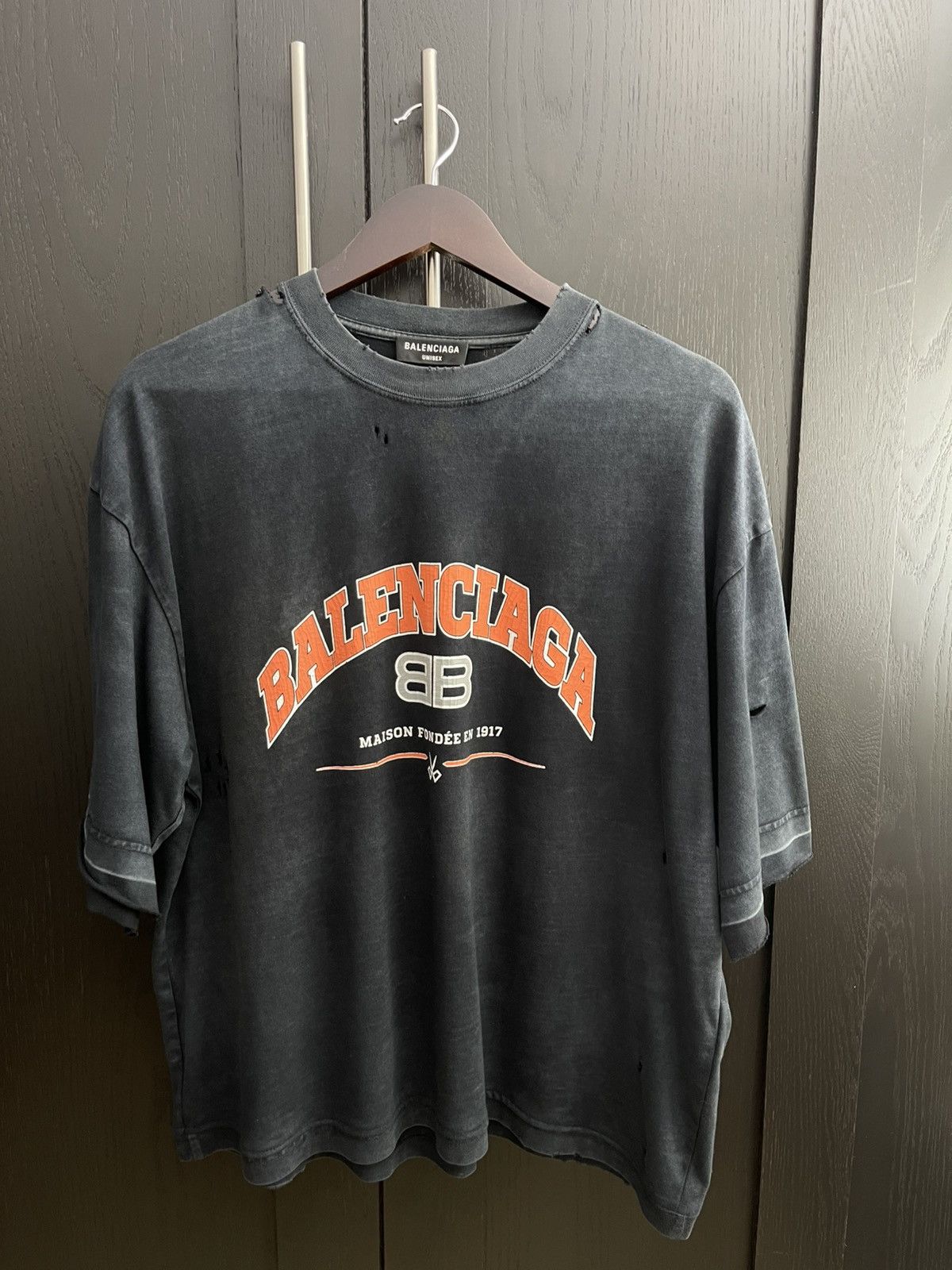 Balenciaga Distressed Logo T Size US M / EU 48-50 / 2 - 1 Thumbnail