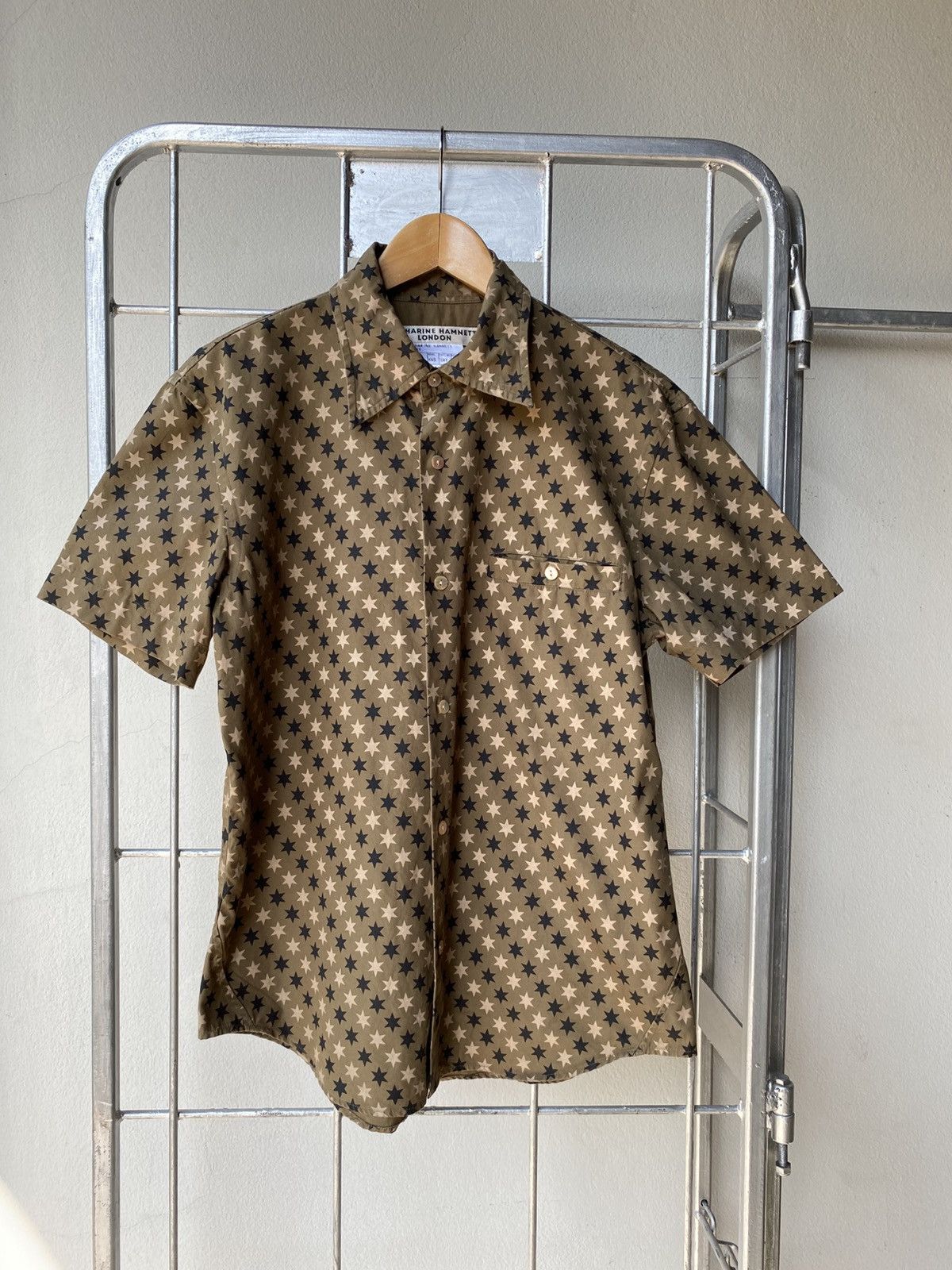 Katharine Hamnett London KATHARINE HAMNETT Khaki Star Print Short-Sleeve Shirt Size US M / EU 48-50 / 2 - 1 Thumbnail