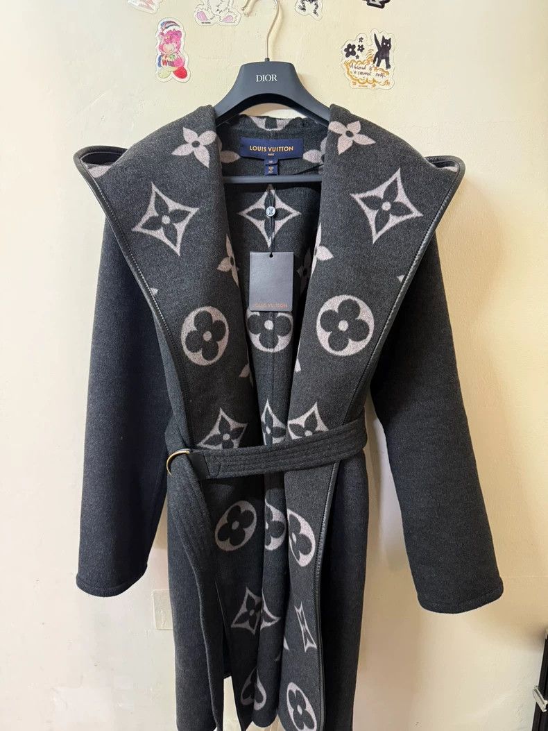 Louis Vuitton Louis VuittonBlack presbyopic bathrobe coat 2502-Nextarrow Size XS / US 0-2 / IT 36-38 - 1 Thumbnail