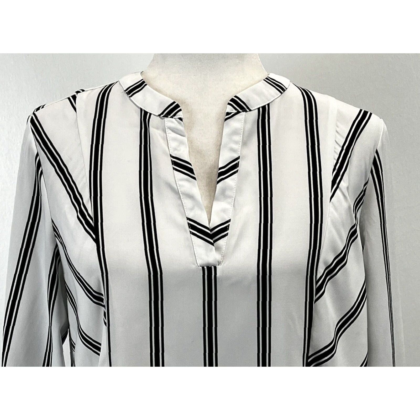 Vintage Chicos Striped Tunic Blouse Shirt Sz 0 US Small Womens Shark Bite Hem White Blac Size S / US 4 / IT 40 - 5 Thumbnail
