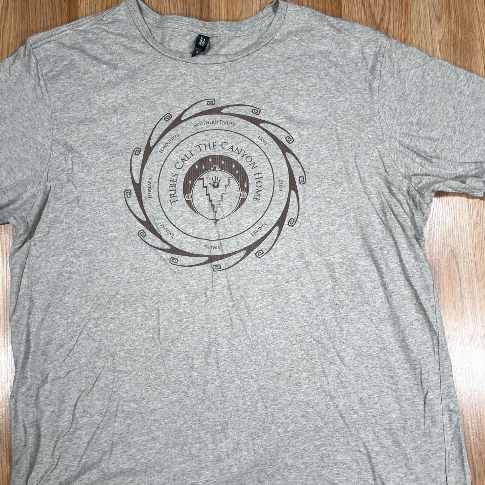 Vintage VINTAGE District Made Graphics T-Shirt Mens 2XL Gray Short Sleeve Size US XXL / EU 58 / 5 - 2 Thumbnail