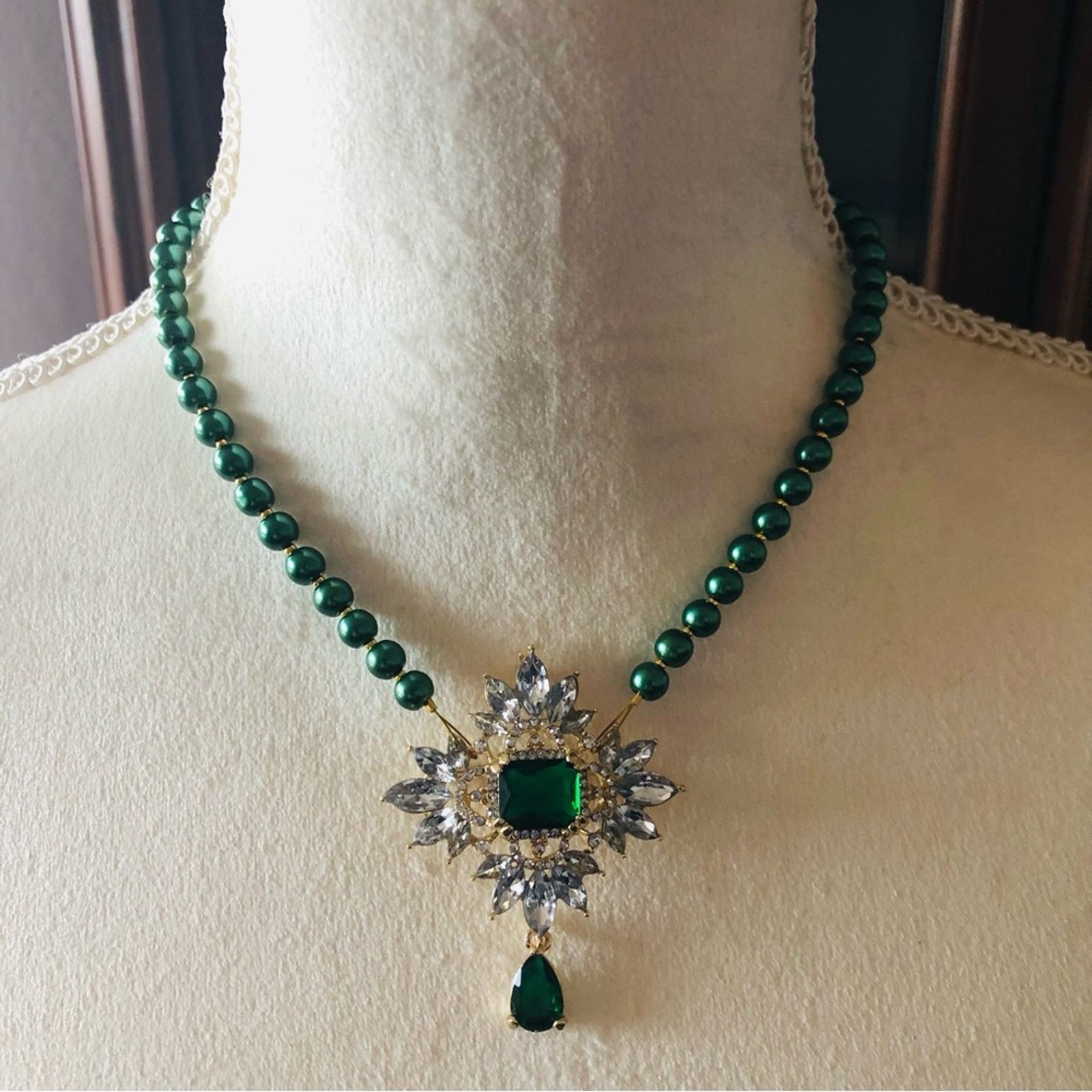 Handmade Handcrafted repurpose emerald cluster Pearl necklace Size ONE SIZE - 4 Thumbnail
