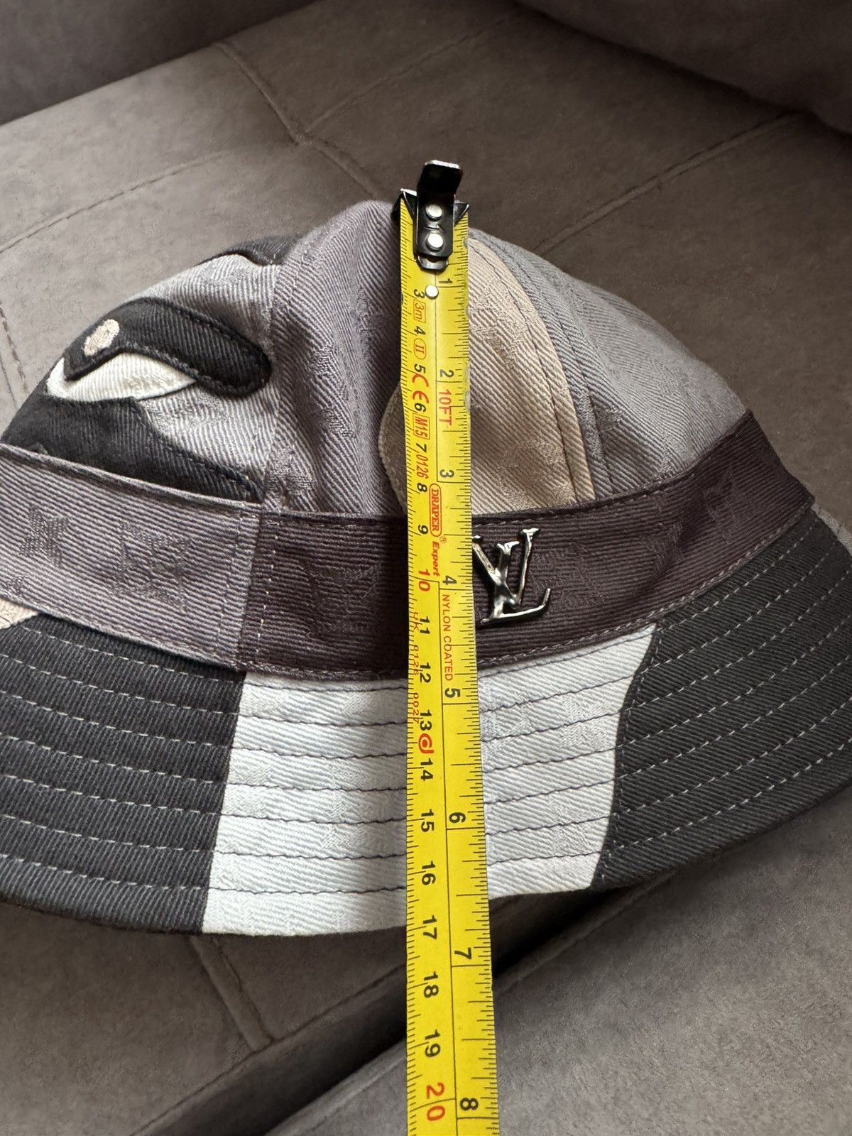 Louis Vuitton LOUIS VUITTON bucket hat study all photos and description Size ONE SIZE - 15 Thumbnail