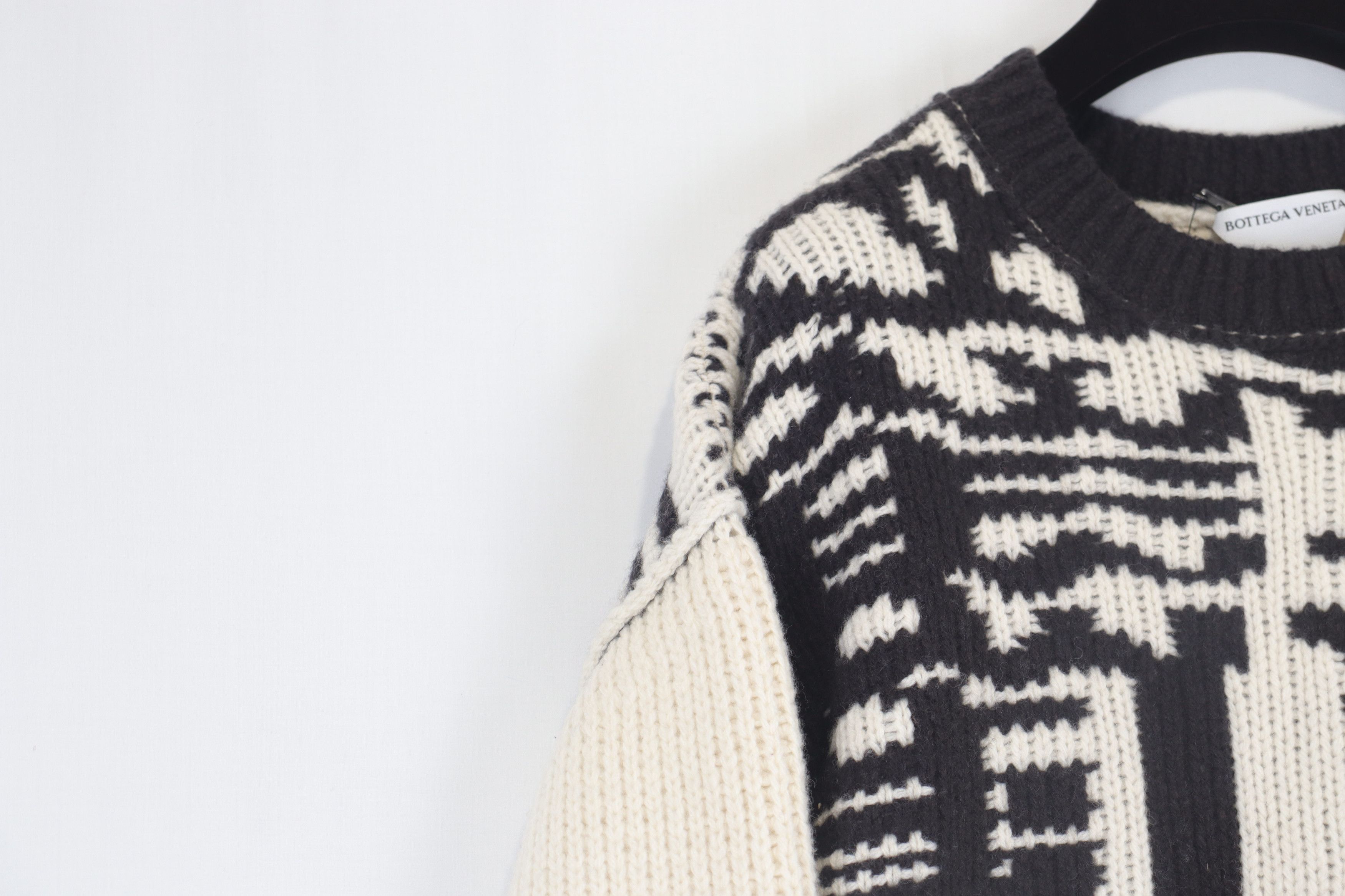 Bottega Veneta o1rshd11223 Logo Jacquard Sweater in Beige & Black Size US XXL / EU 58 / 5 - 6 Thumbnail