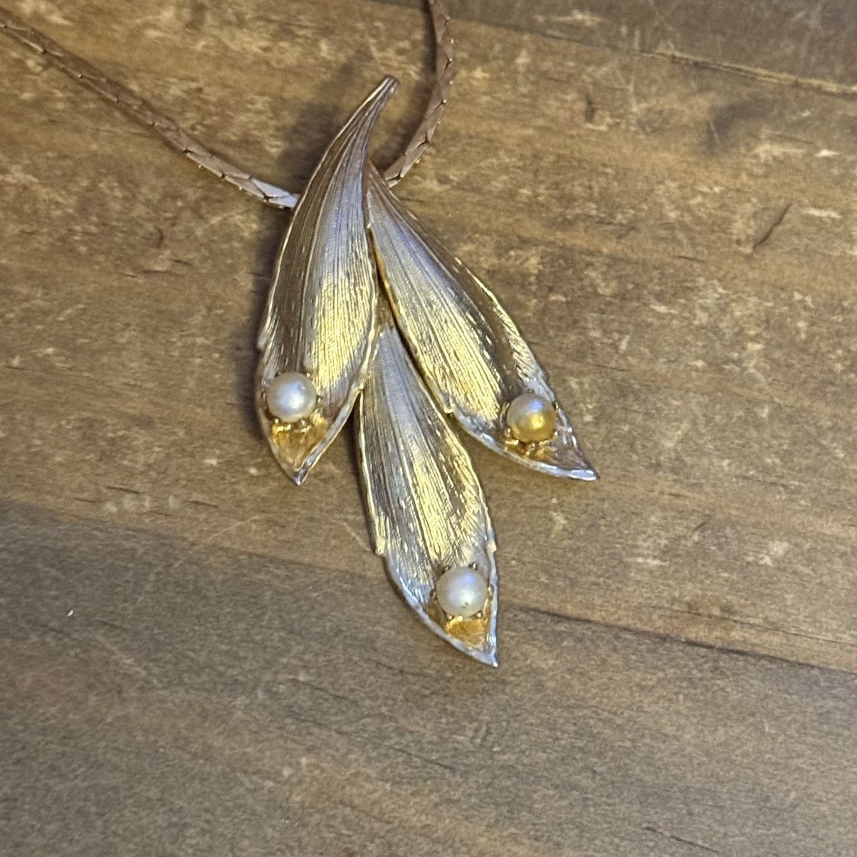 Vintage Vintage gold tone leaf cluster pendant necklace Size ONE SIZE - 4 Thumbnail