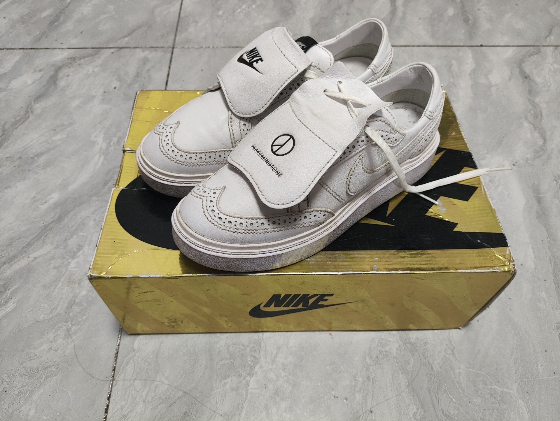 Nike Nike White Lowtop Sneakers 5.5 Men Size US 5.5 / EU 38 - 1 Thumbnail