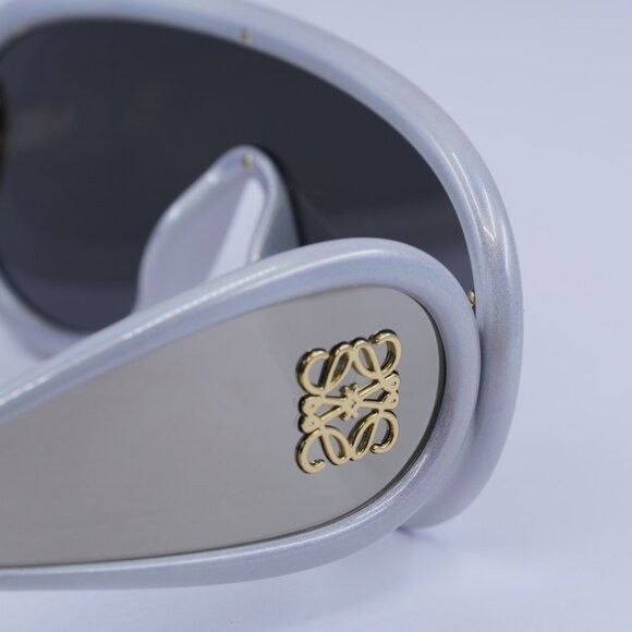 Loewe Loewe LW40108I 24C Sunglasses Light Grey/Gold Shield Frame Size ONE SIZE - 5 Thumbnail