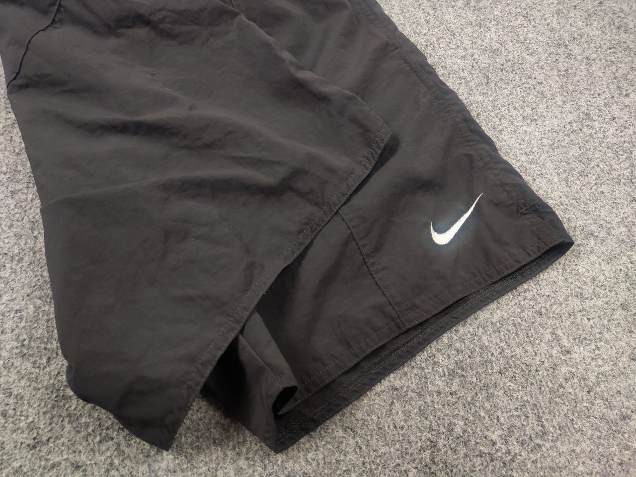 Nike Vintage 90's Nike Gray Nylon Swoosh Pocket Casual Shorts Y2K Size US 34 / EU 50 - 6 Thumbnail