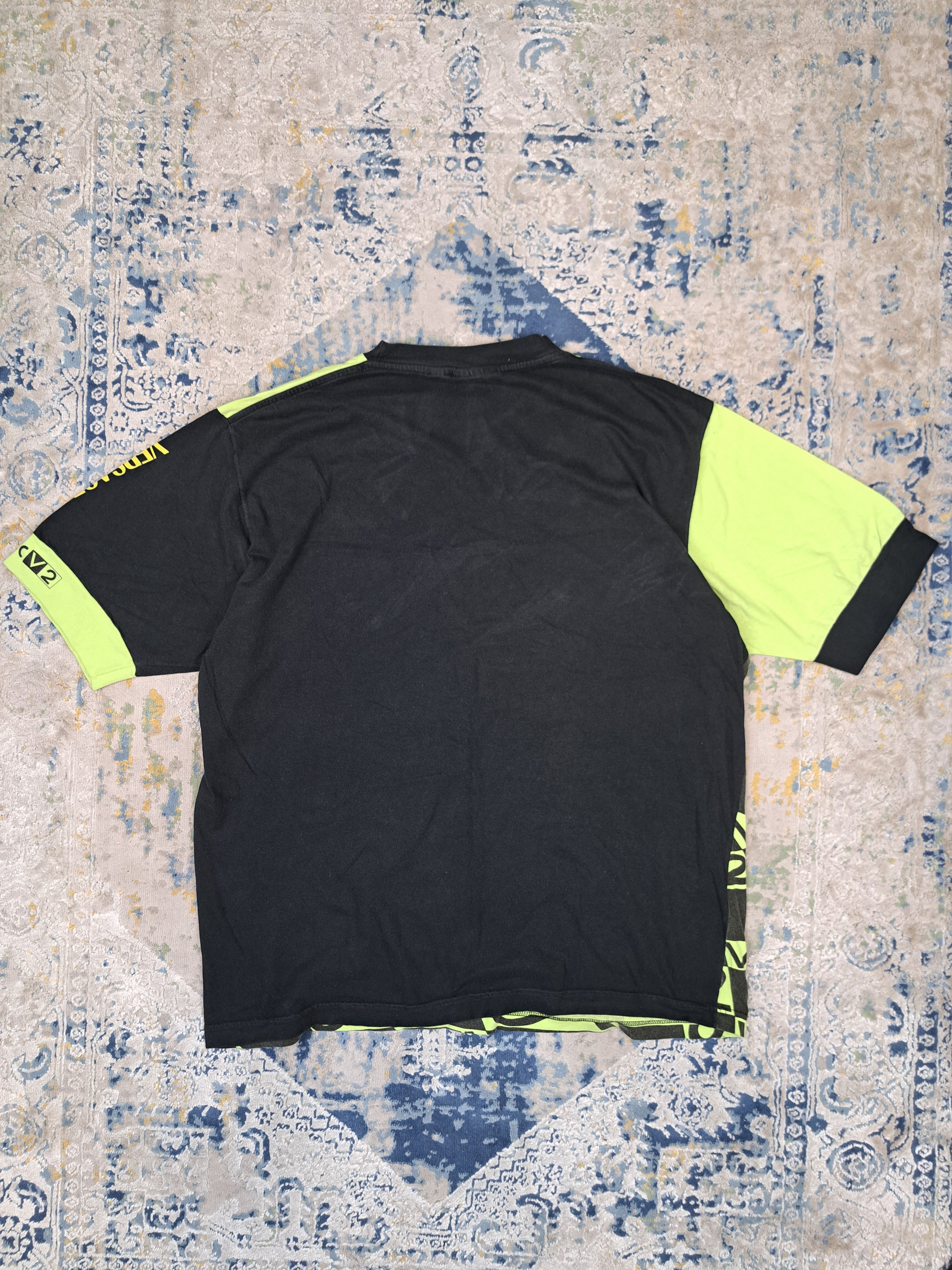 Versace Vintage 90s Versace Avant Garde Tee Archive Designer Size US XL / EU 56 / 4 - 6 Thumbnail
