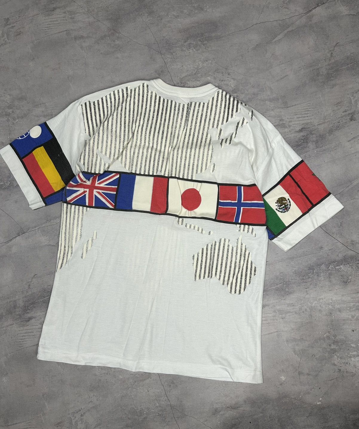 Disney Vintage 1982 Walt Disney World Epcot Center Flag T-shirt Size US XL / EU 56 / 4 - 8 Thumbnail