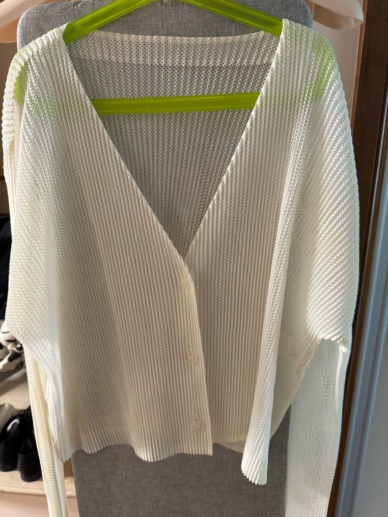 Issey Miyake size:one size A white pleated cardigan