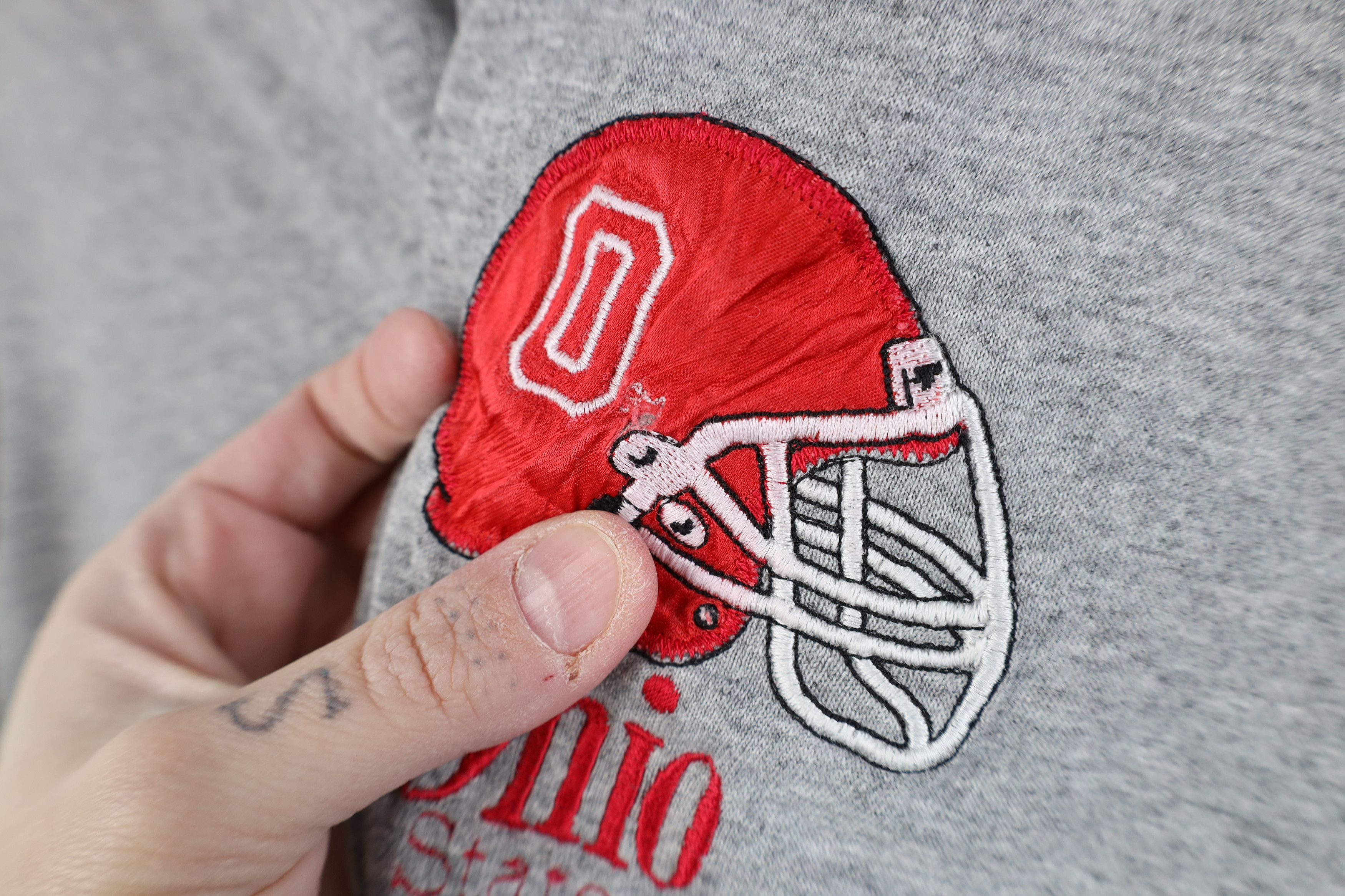 Vintage Vintage 90s Ohio State University Football T-Shirt USA Size US L / EU 52-54 / 3 - 5 Thumbnail