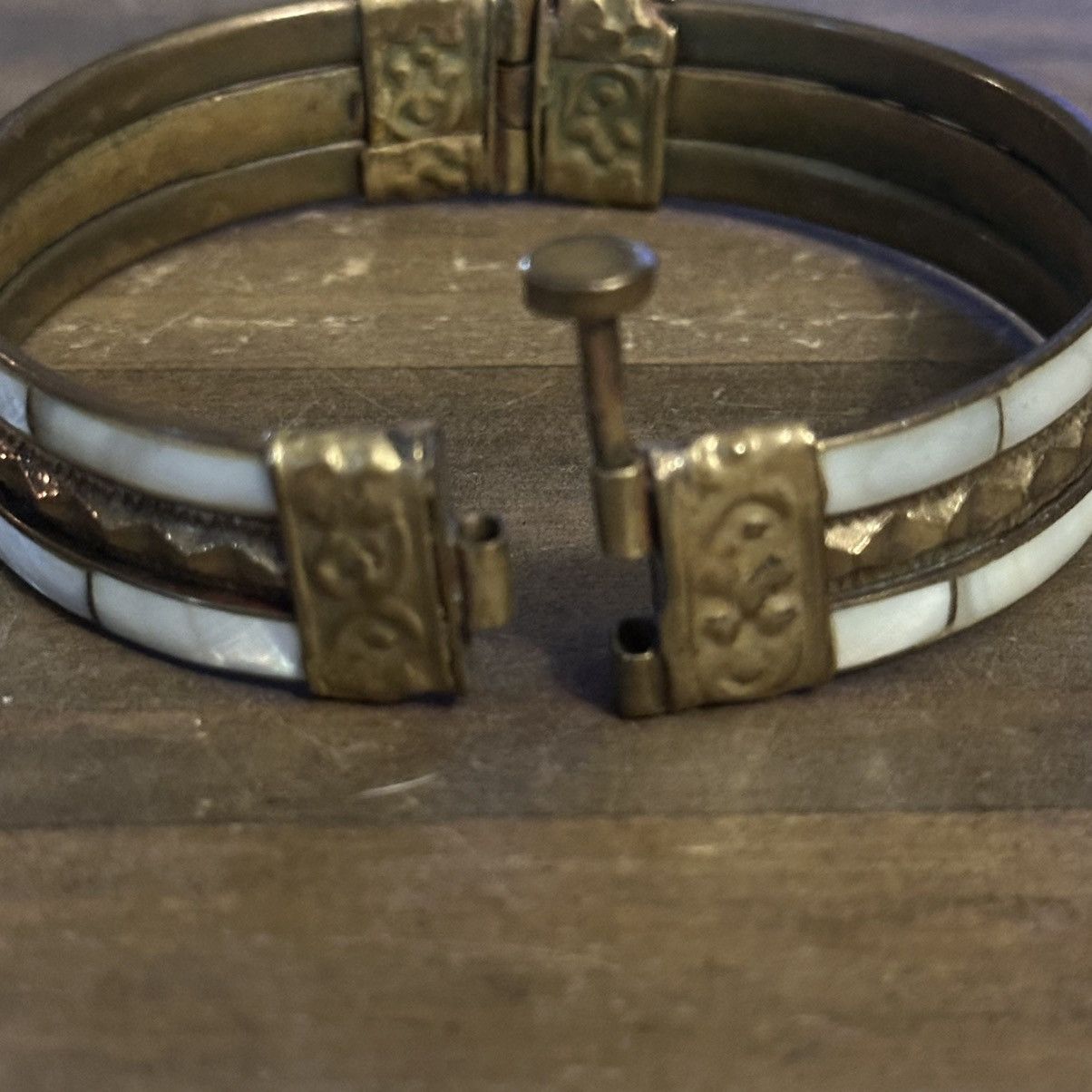 Vintage Vintage brass mother of Pearl inlay hinged bangle bracelet Size ONE SIZE - 3 Thumbnail