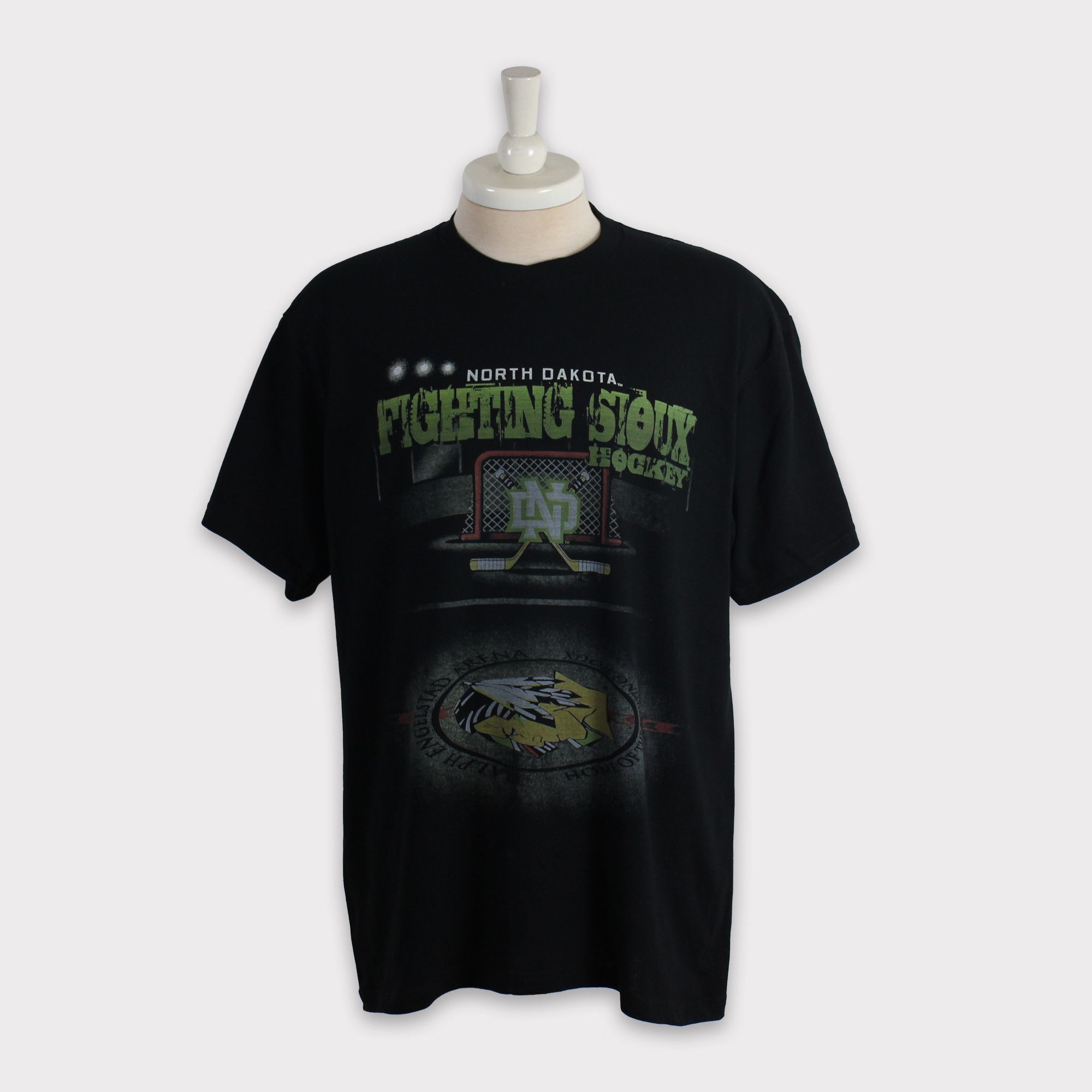NCAA North Dakota Fighting Hawks Tshirt/Sweatshirt Size US XL / EU 56 / 4 - 1 Thumbnail