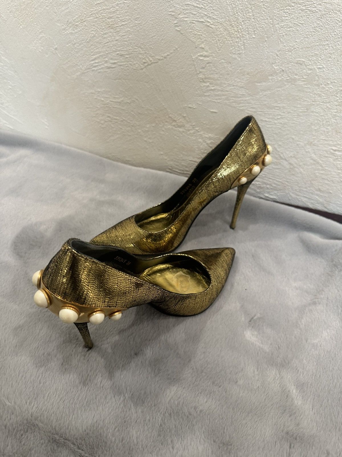 Alexander McQueen Alexander McQueen Gold Textured Pearl-Heel Pumps – Size 38 Size US 8 / IT 38 - 14 Thumbnail
