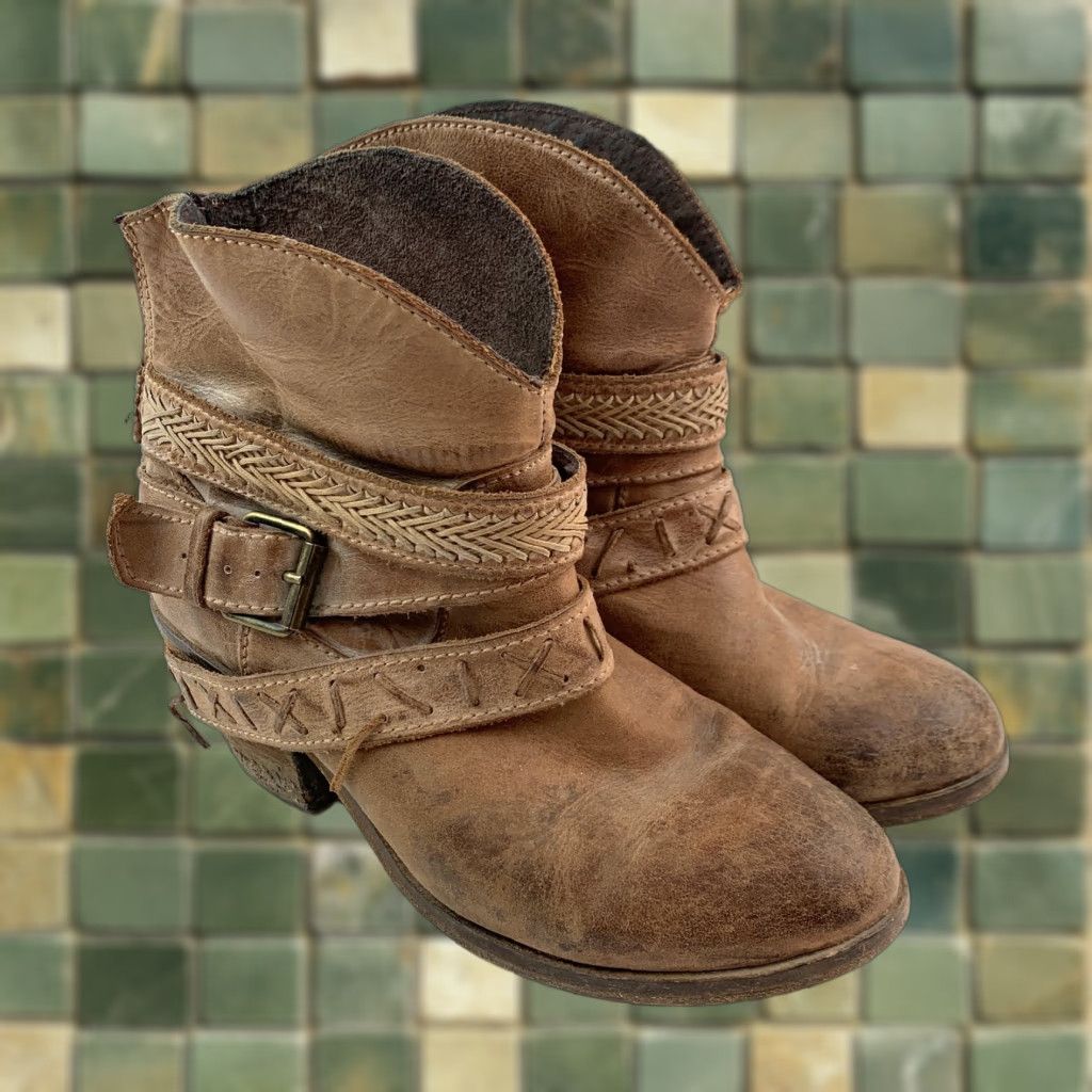 Vintage VINTAGE Corral Brown Distressed Leather Ankle Boots 7.5 Women Western Boot Buckle Zipper Block Heel Colonial? Size US 8 / IT 38 - 1 Thumbnail