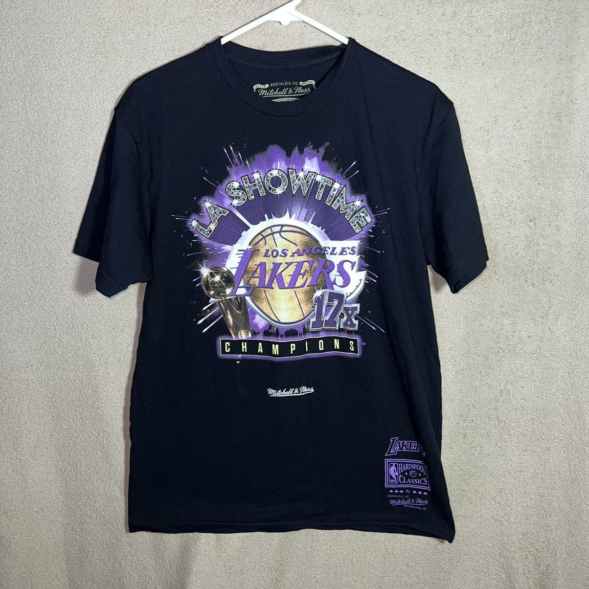 Mitchell & Ness Mitchell & Ness Los Angeles Lakers “LA Showtime” 17x ...