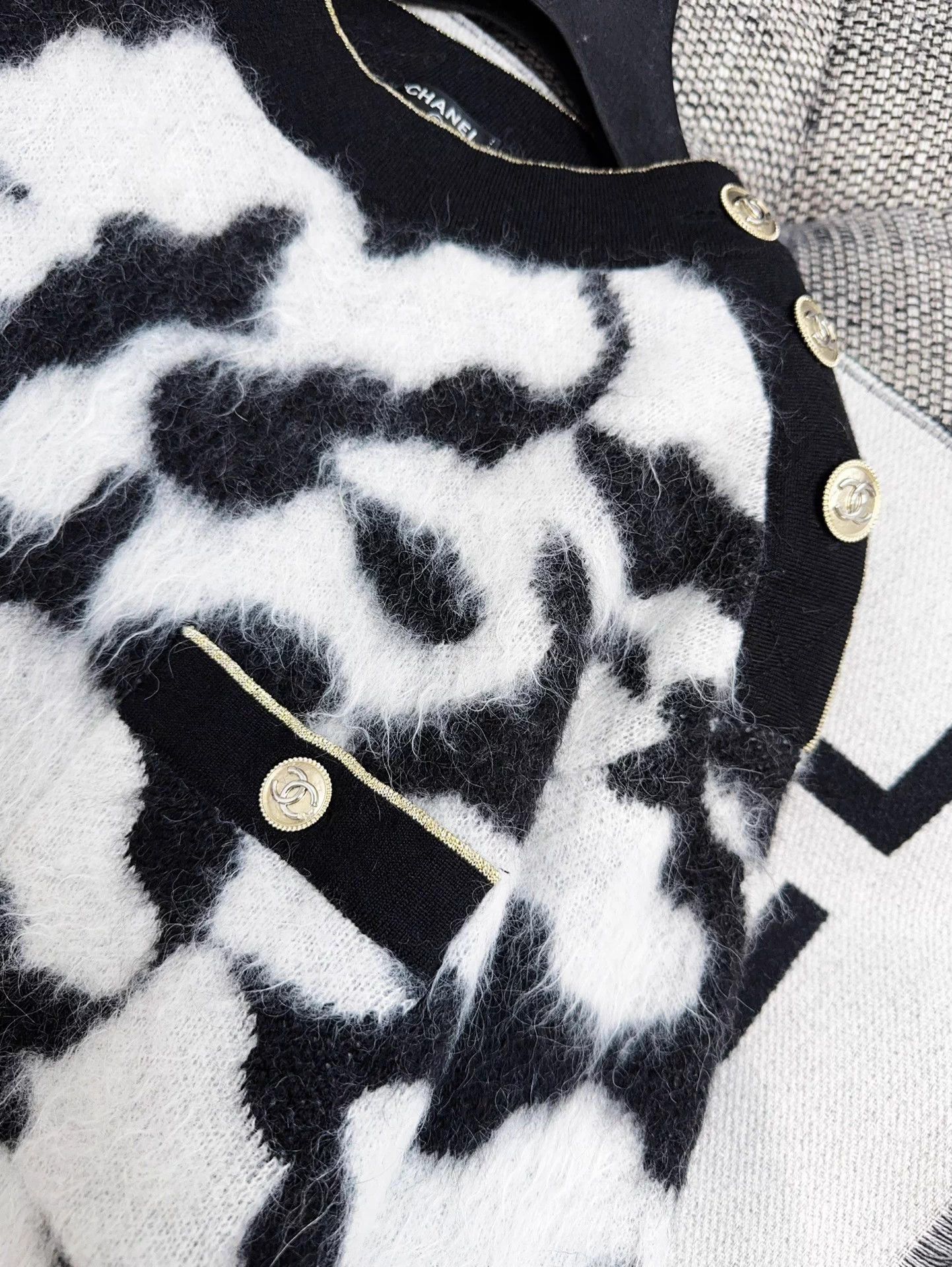 Chanel Chanel 20A Black & White Camellia Mohair Gold Crew Sweater Size XS / US 0-2 / IT 36-38 - 9 Thumbnail