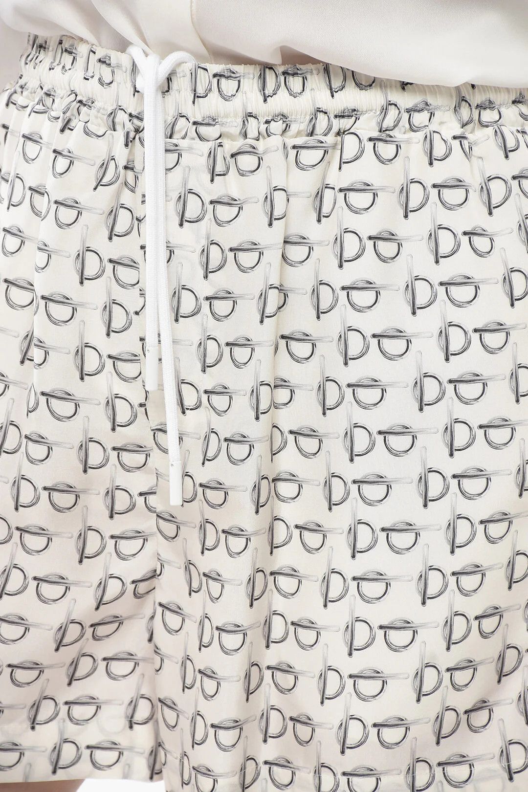 Burberry og1mm0426 Printed Silk Short in White Size 27" / US 4 / IT 40 - 3 Thumbnail
