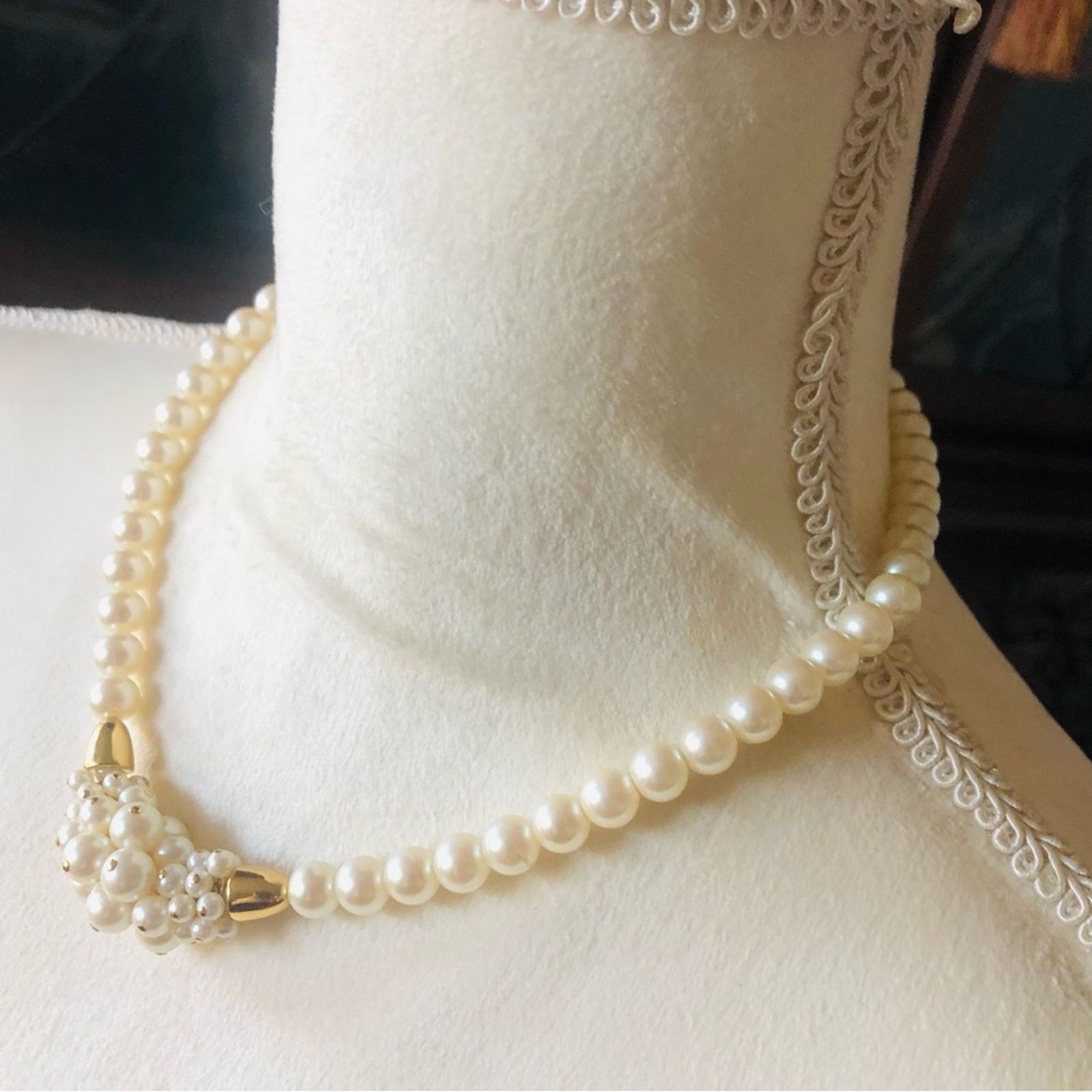 Vintage Vintage cream glass pearl cluster gold plated necklace Size ONE SIZE - 4 Thumbnail